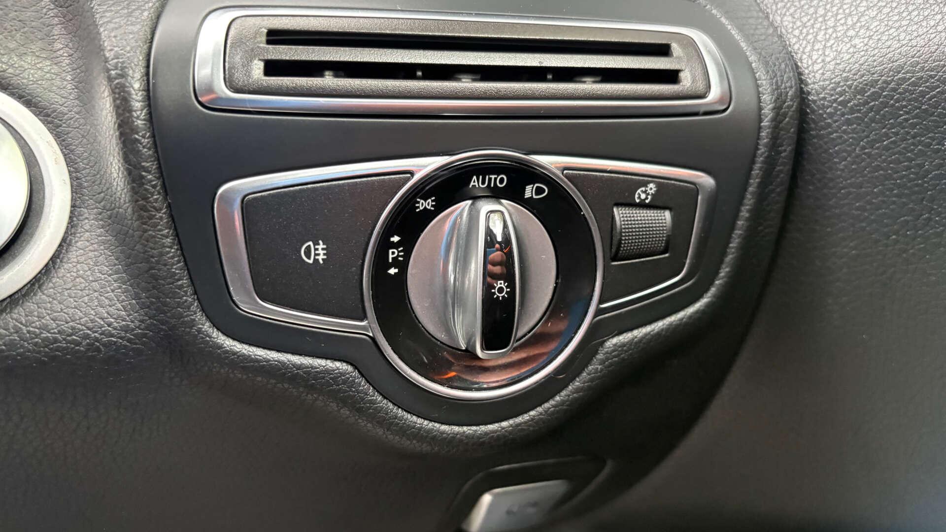 Mercedes-Benz C-Class view 23