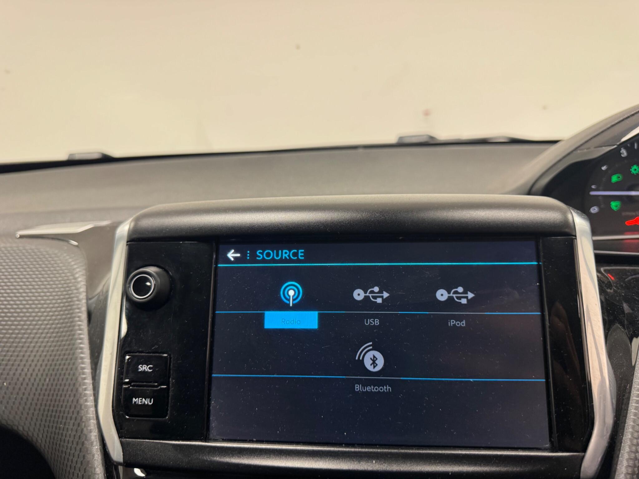 Peugeot 208 view 16