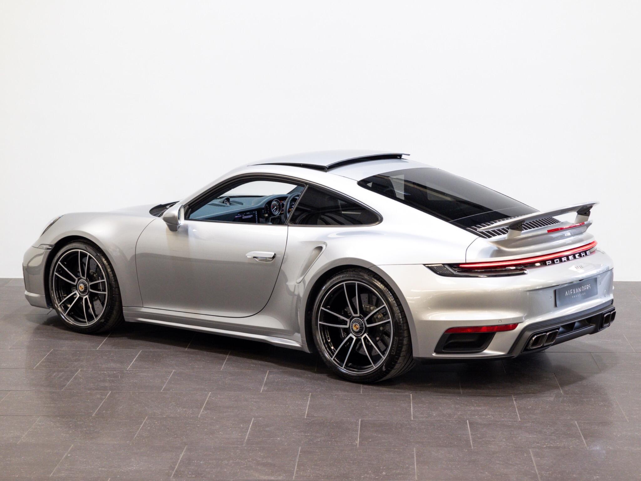 Porsche 911 view 5
