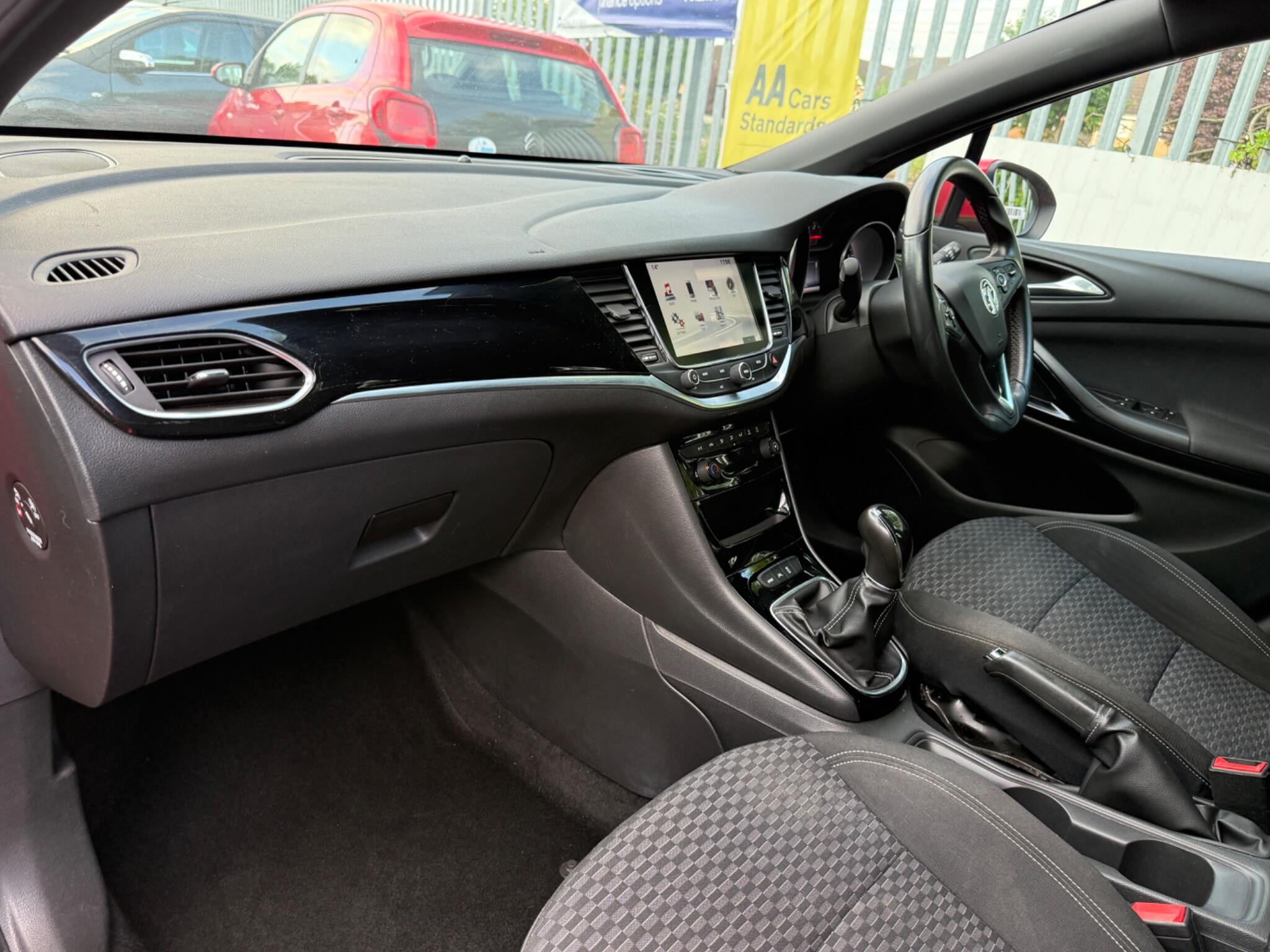 2017 Vauxhall Astra image 40