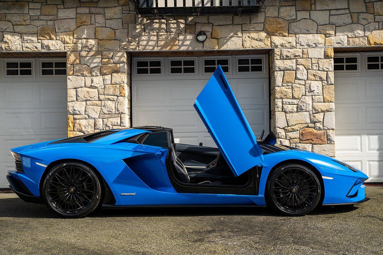 Lamborghini Aventador view 5
