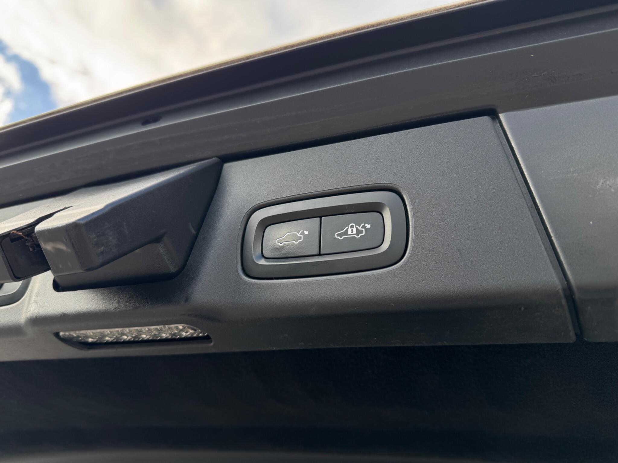 Volvo V90 Cross Country view 23