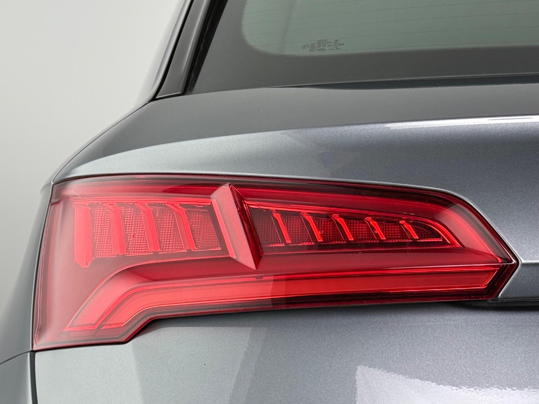 Audi Q5 view 11