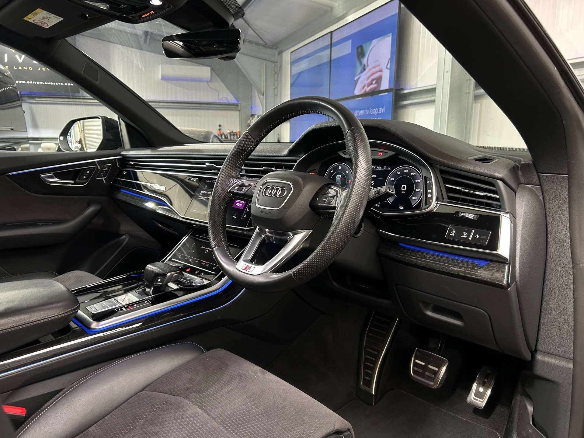 Audi Q8 view 33