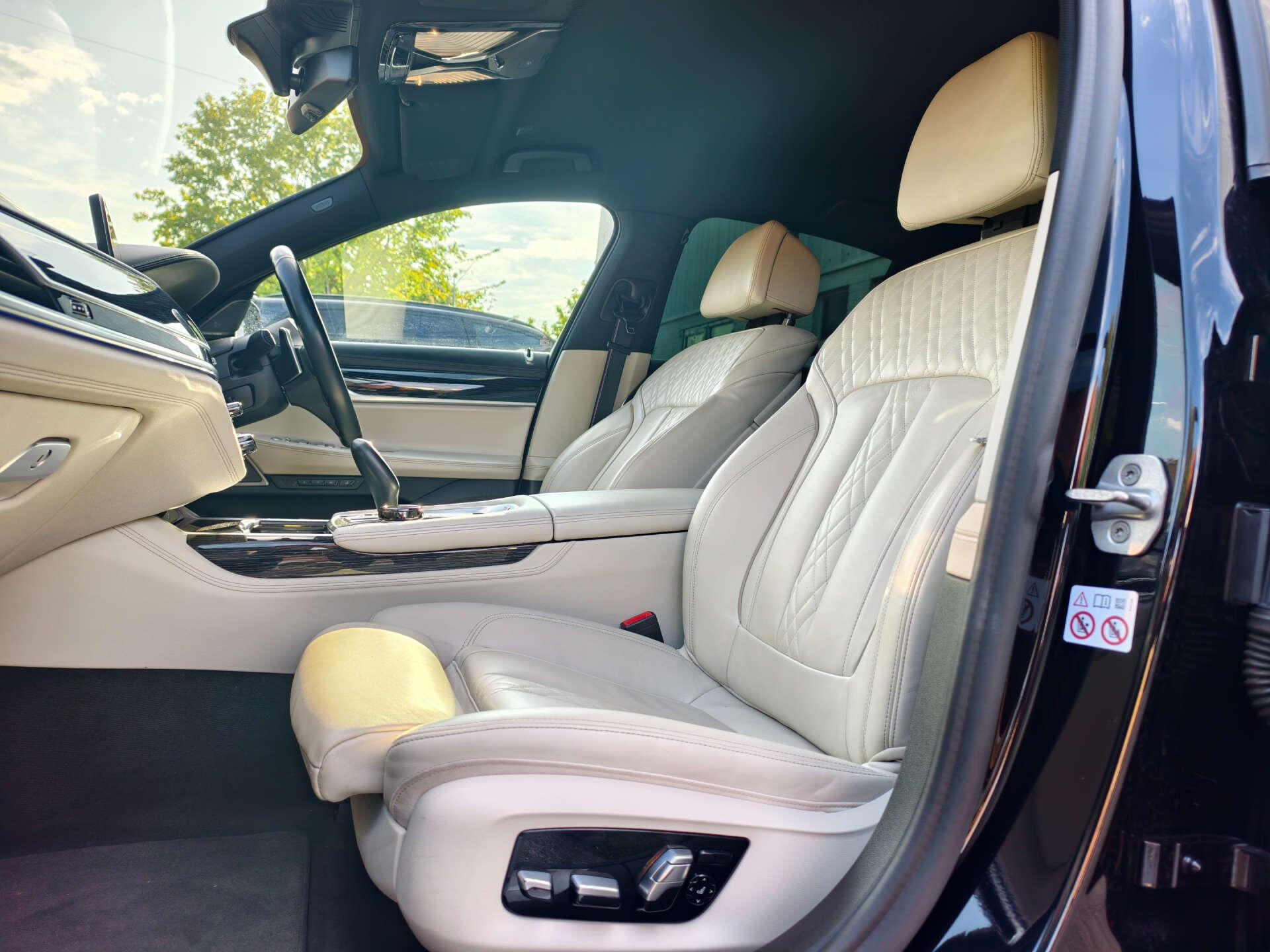 BMW 7 Series view 23