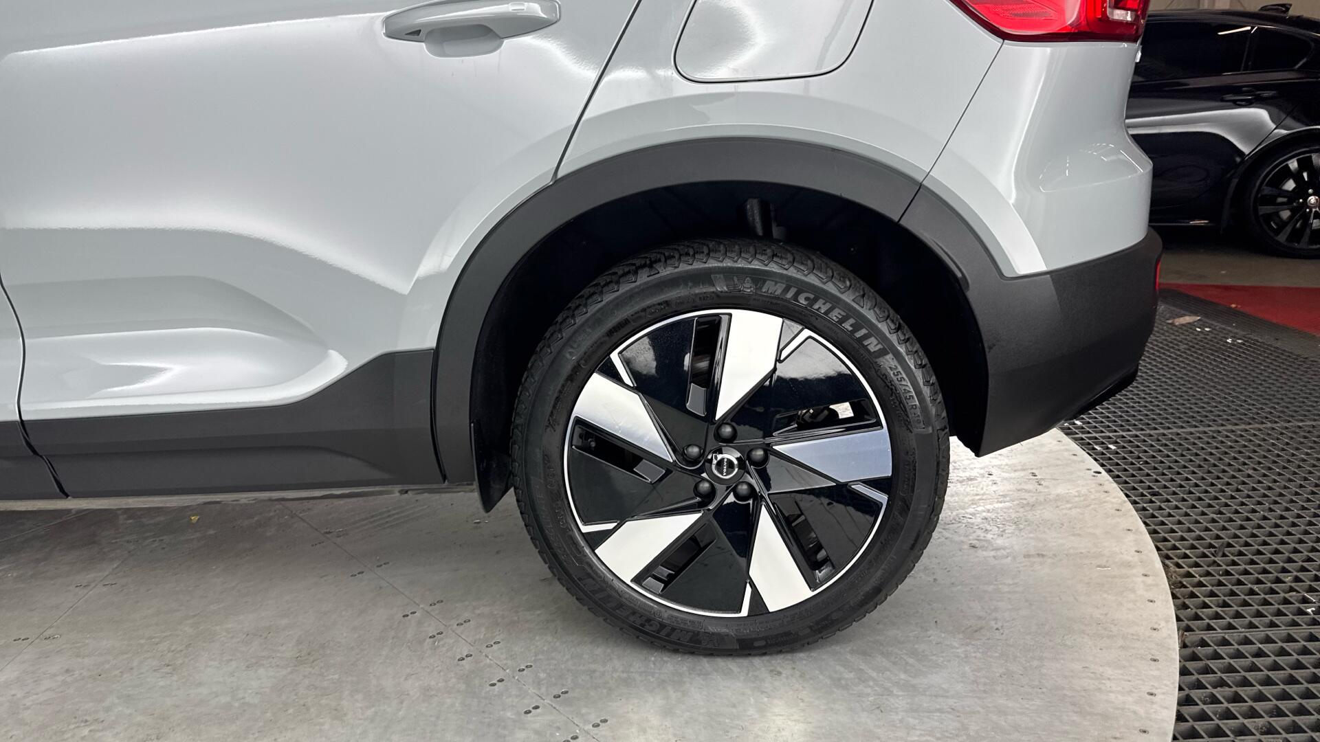 Volvo EX40 view 25