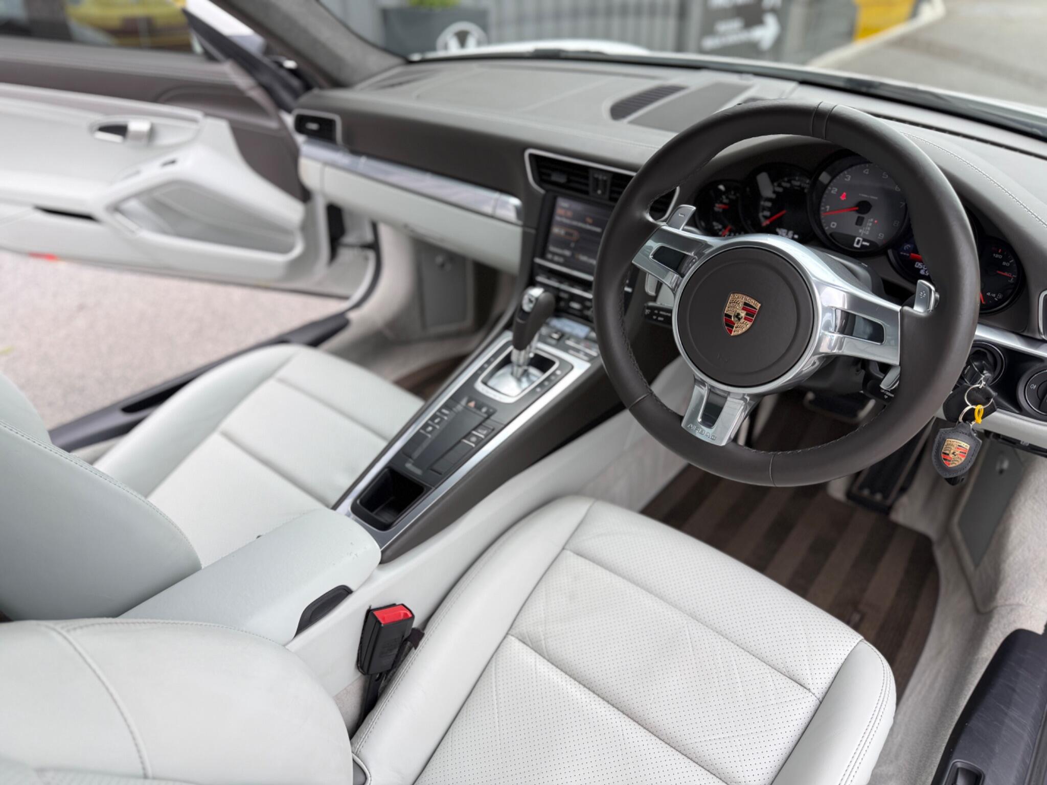 Porsche 911 view 35