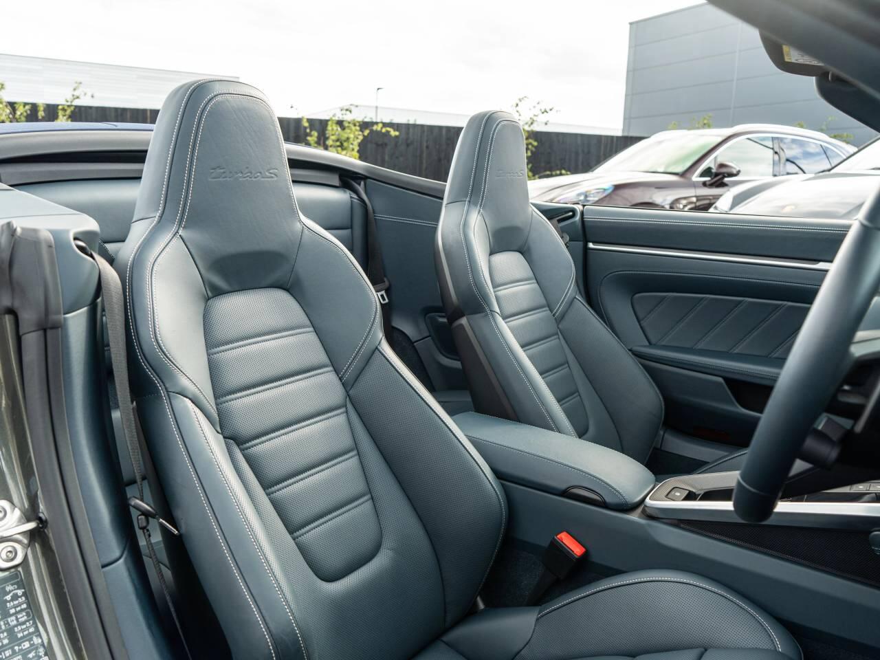 Porsche 911 view 5