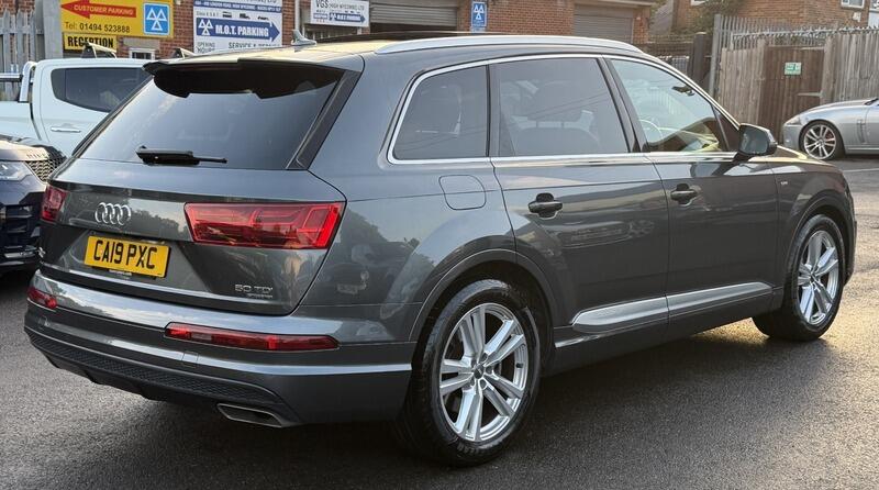Audi Q7 view 7