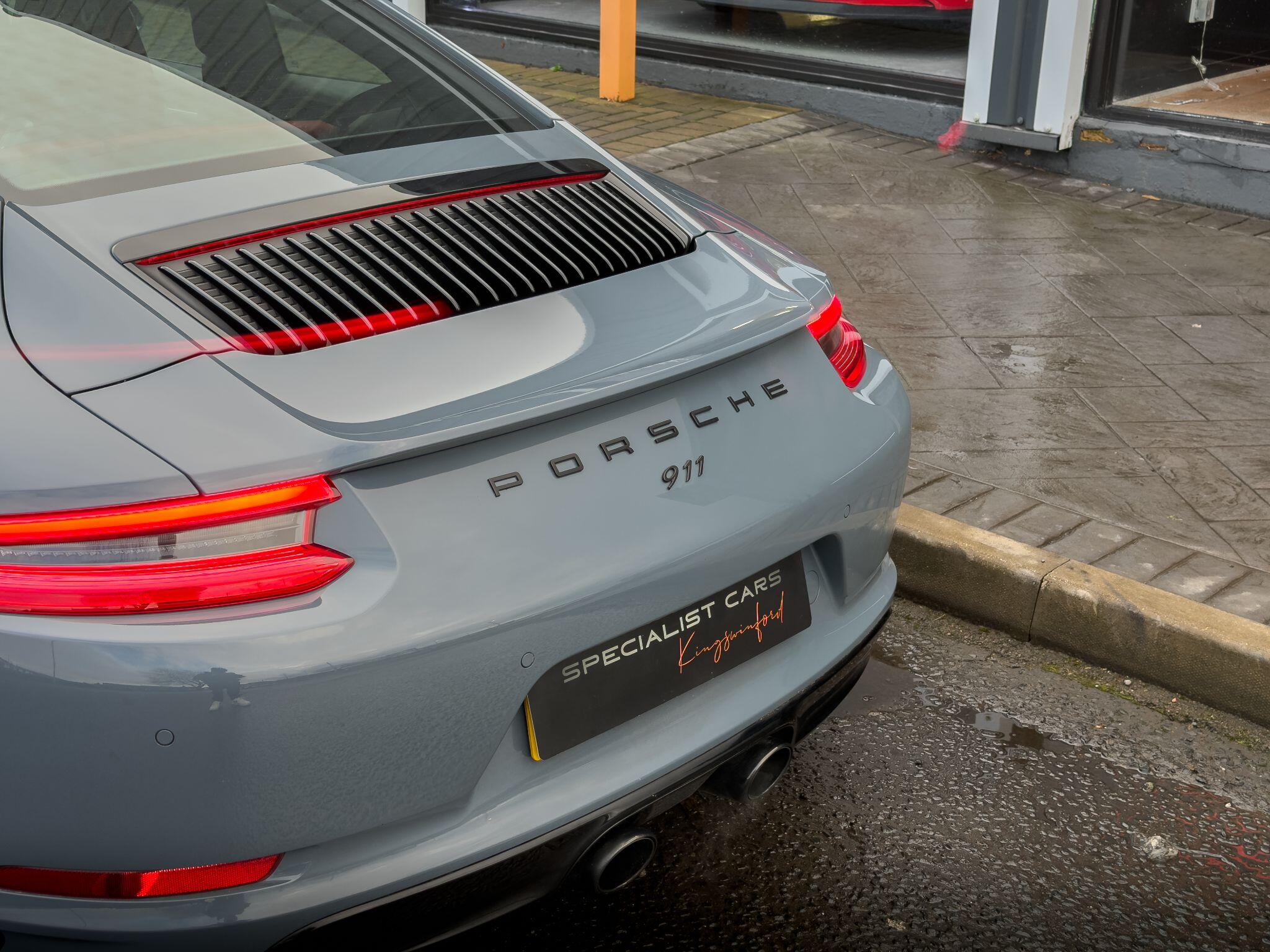 Porsche 911 view 7