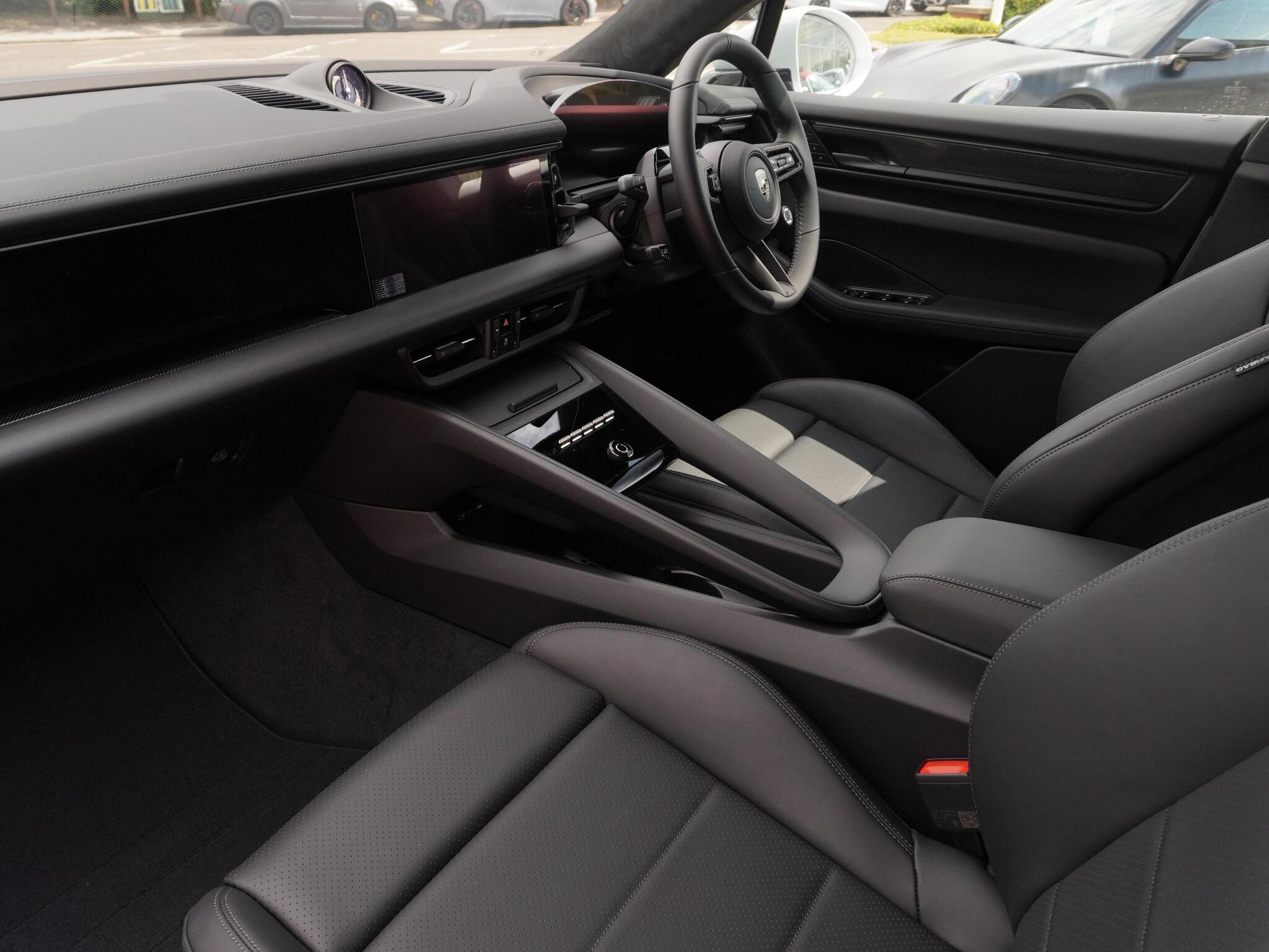 Porsche Macan view 3