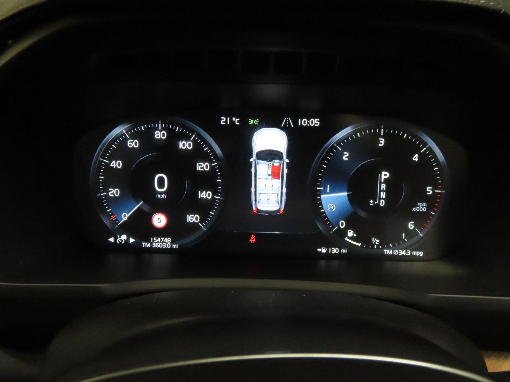 Volvo XC90 view 6