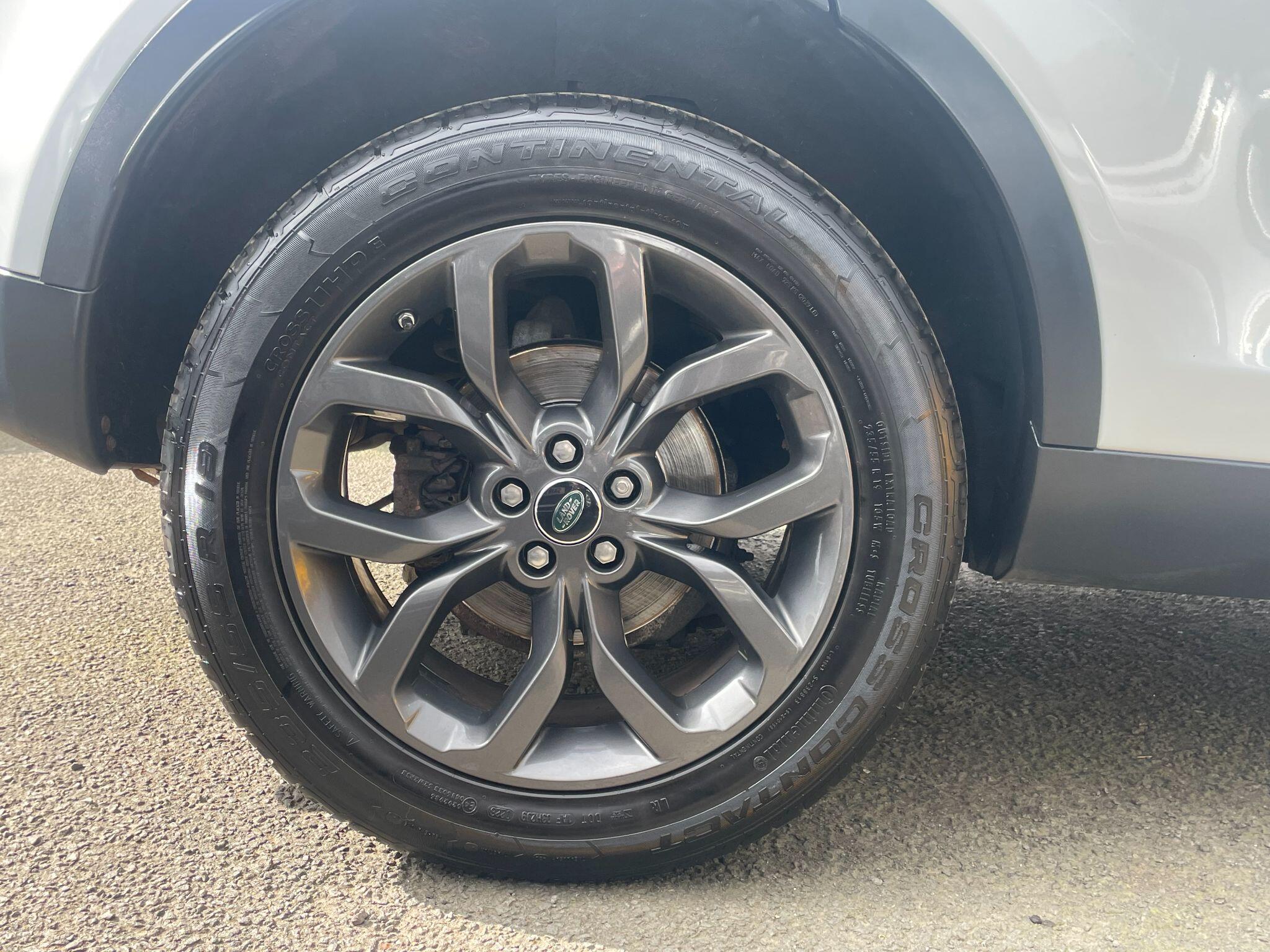 Land Rover Discovery Sport view 14