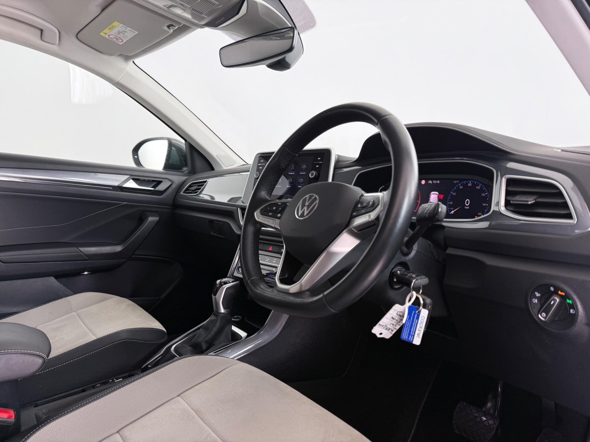 Volkswagen T-Roc view 3