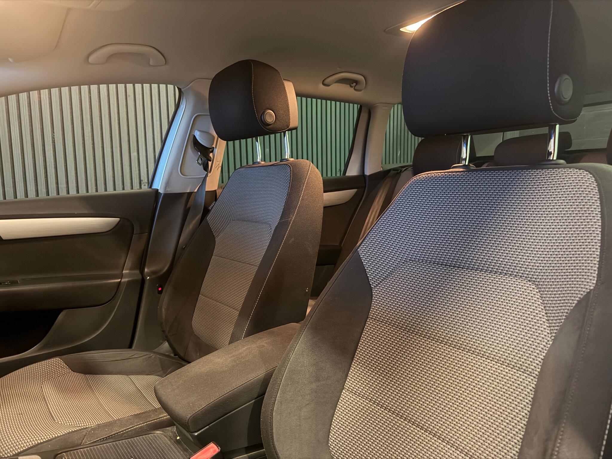 Volkswagen Passat view 17