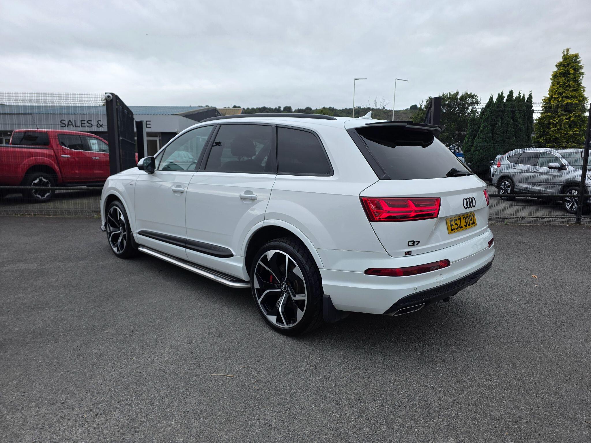 Audi Q7 view 2
