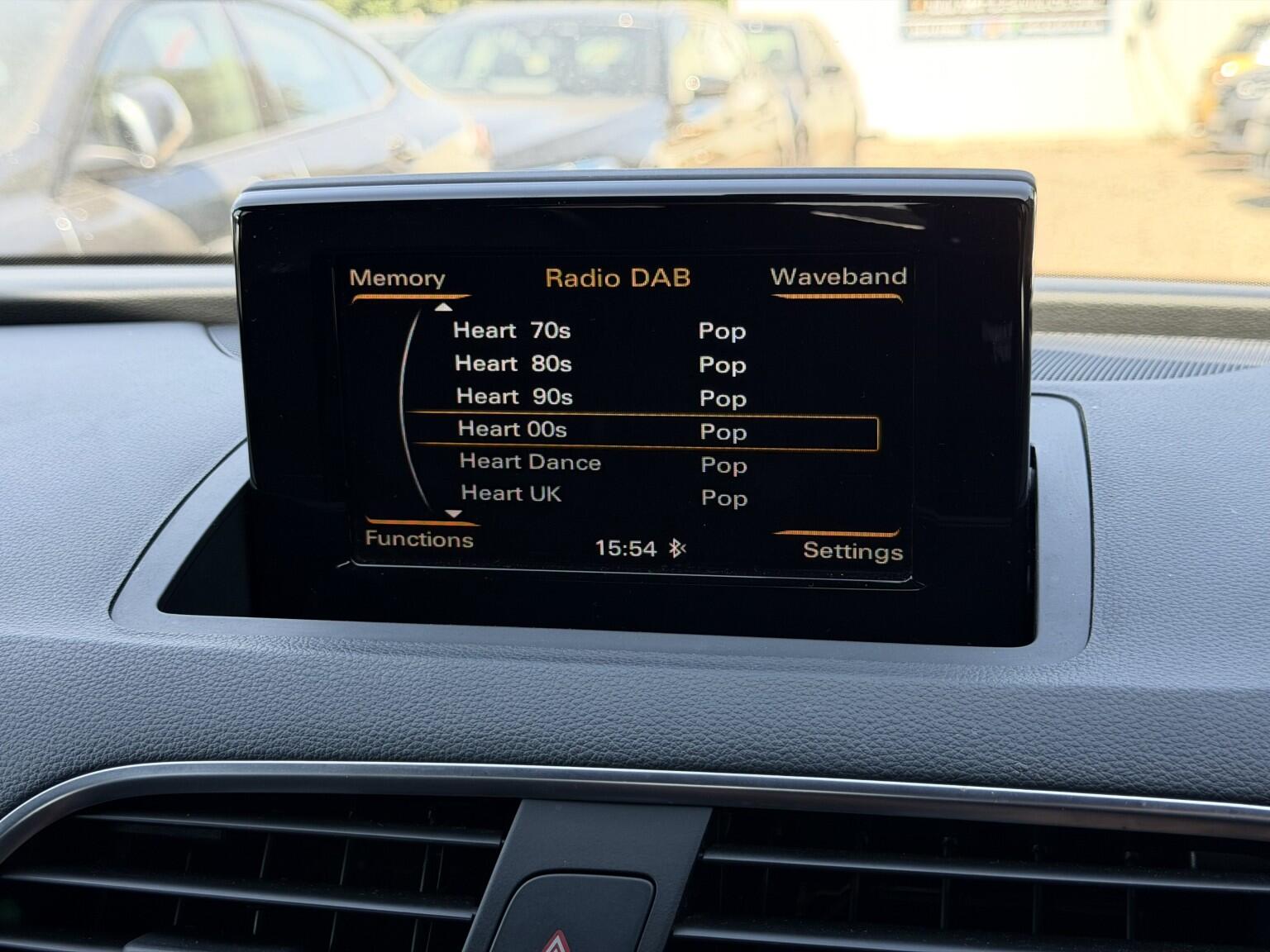 Audi Q3 view 20