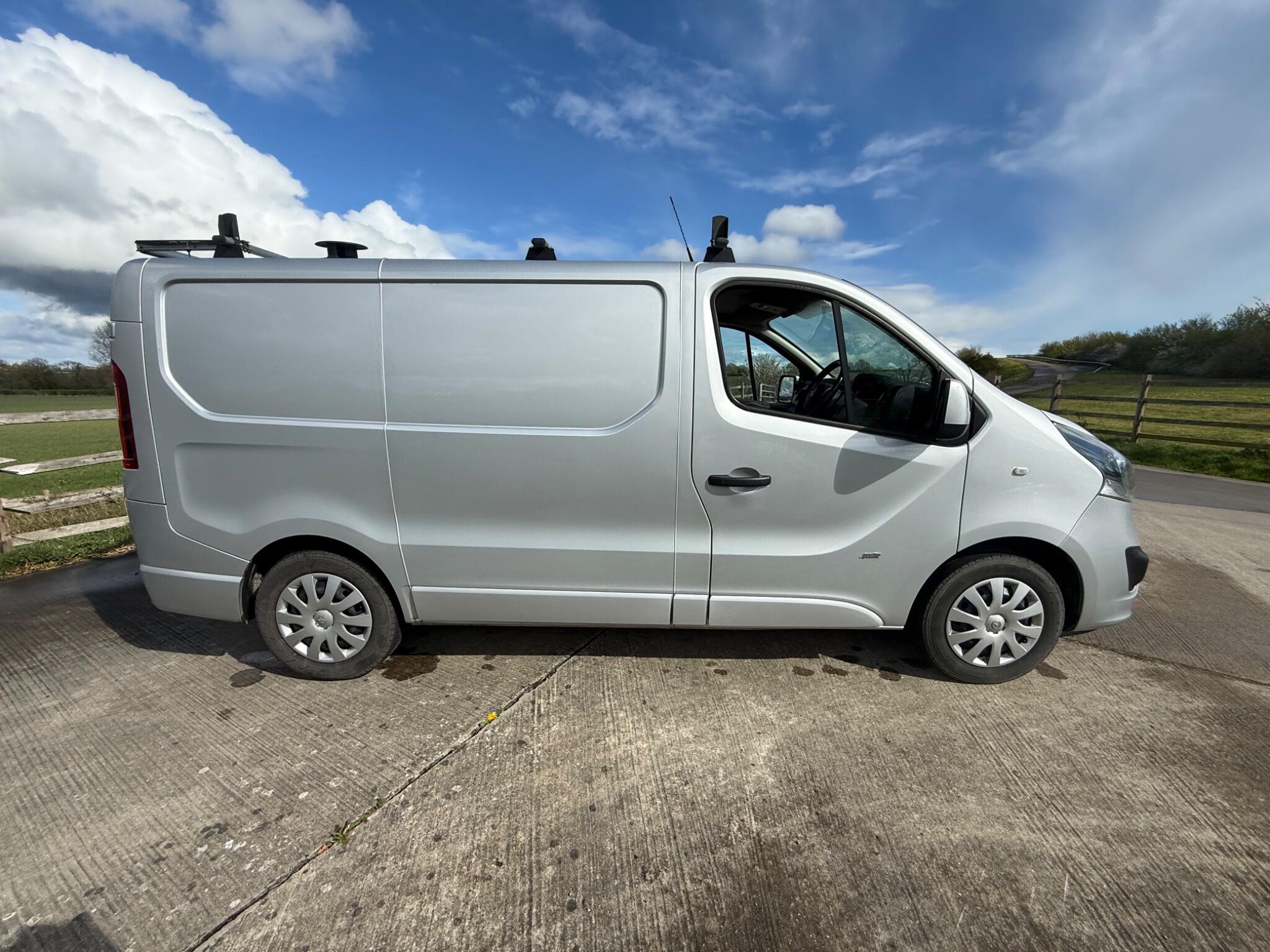 Vauxhall Vivaro 1.6 CDTi 2900 BiTurbo Sportive L1 H1 Euro 6 (s/s) 5dr — photo 24 of 98