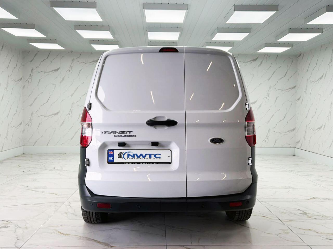 Ford Transit Courier view 10