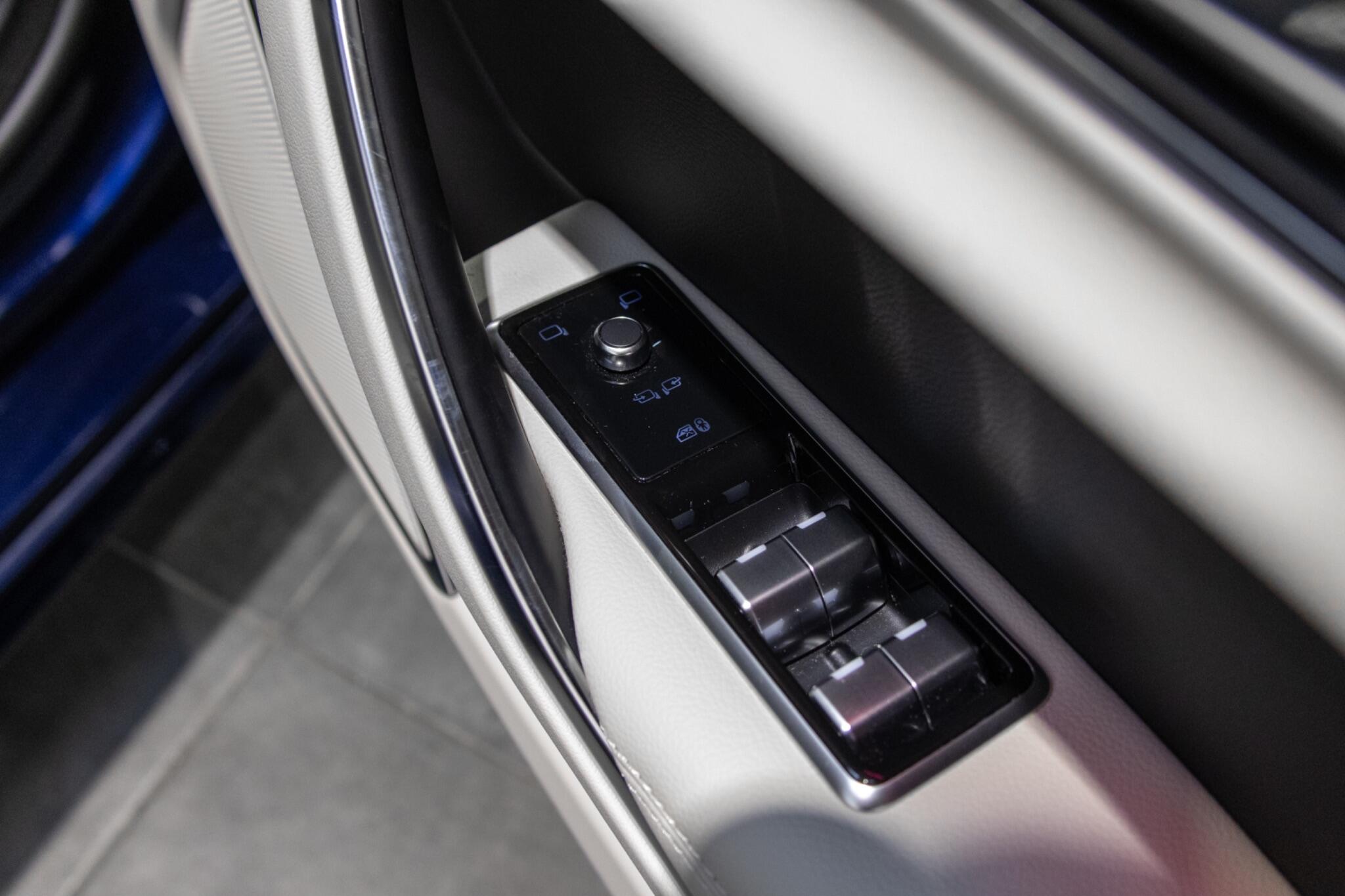 Jaguar XF view 36