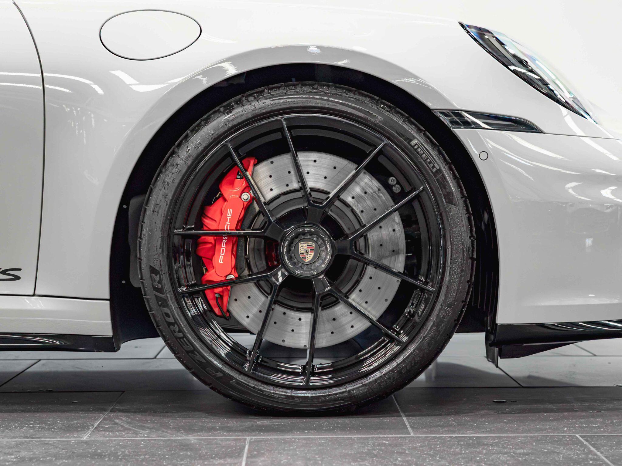 Porsche 911 view 7