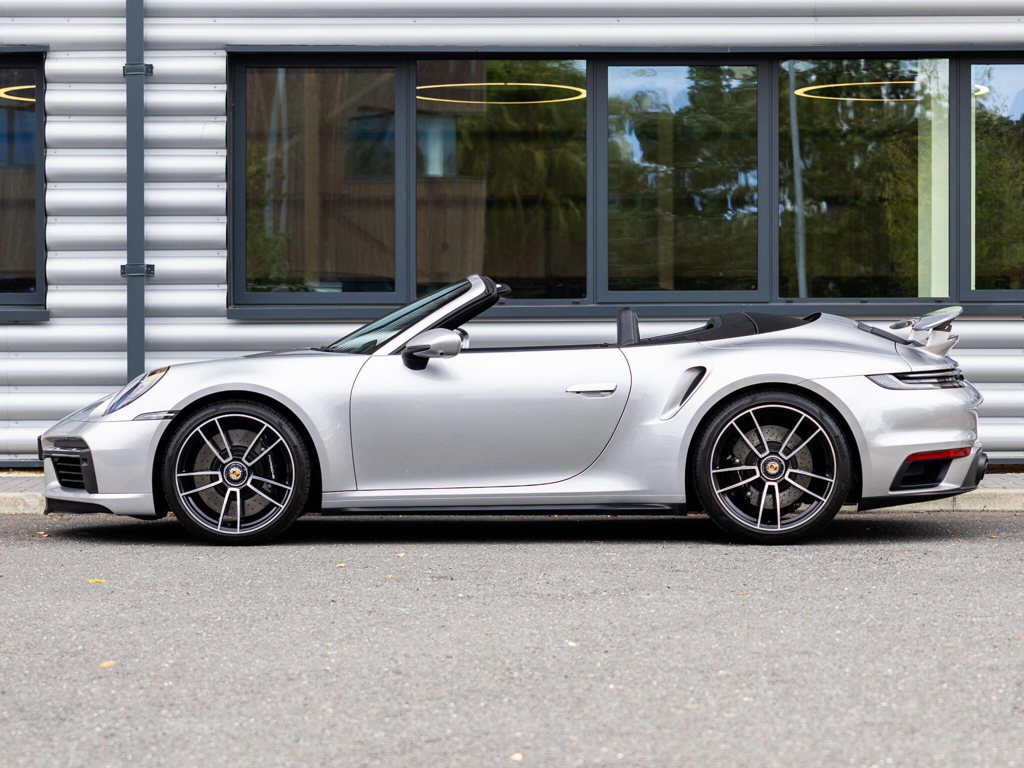 Porsche 911 view 6