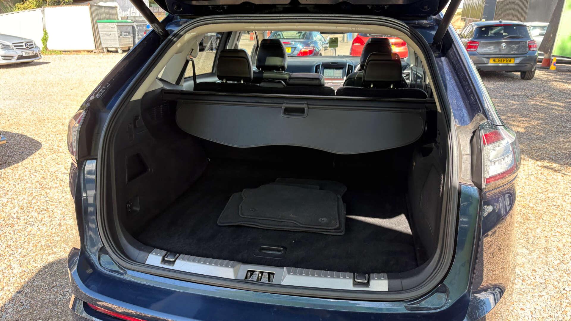 Ford Edge view 52
