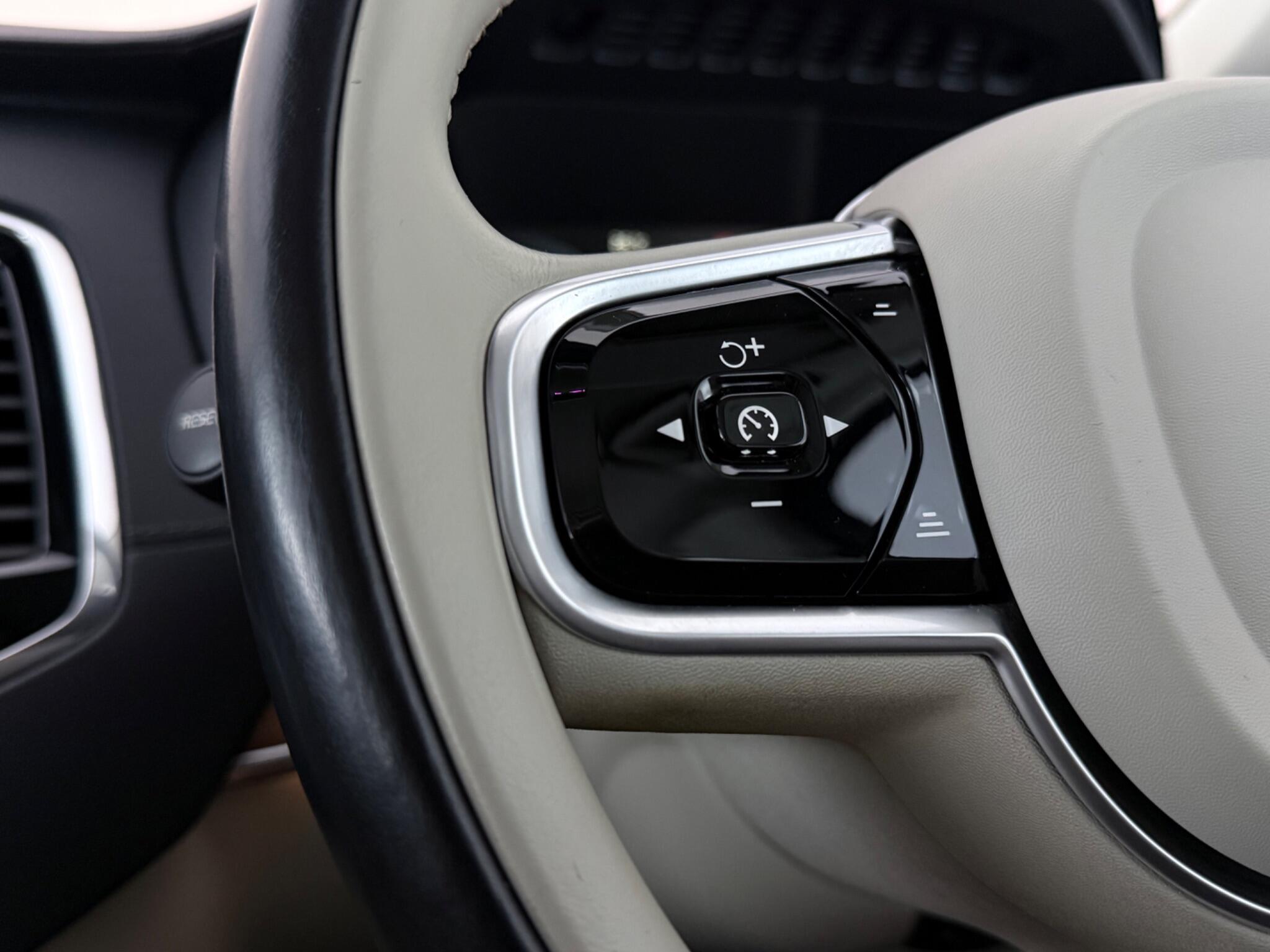 Volvo XC90 view 14