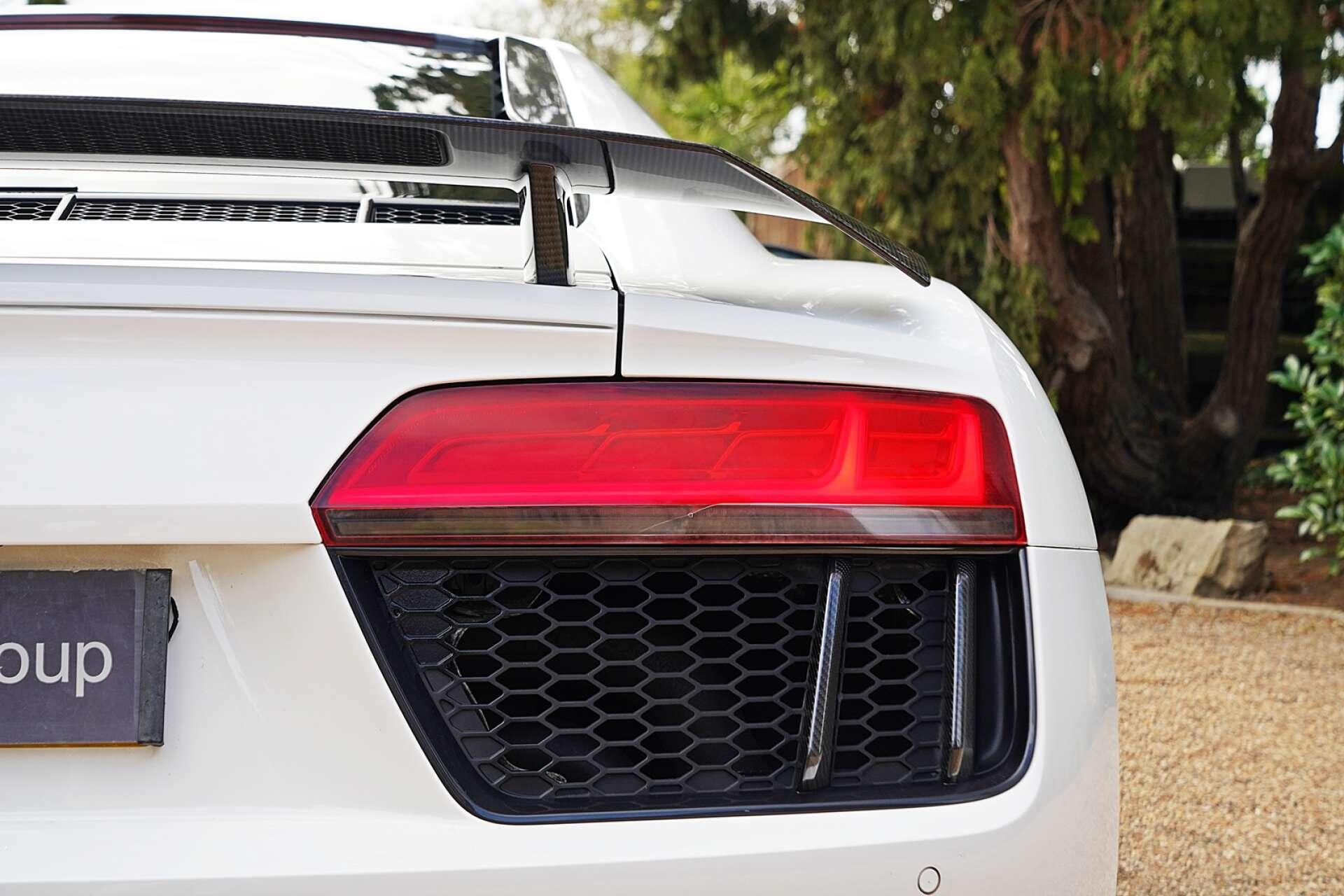 Audi R8 view 9