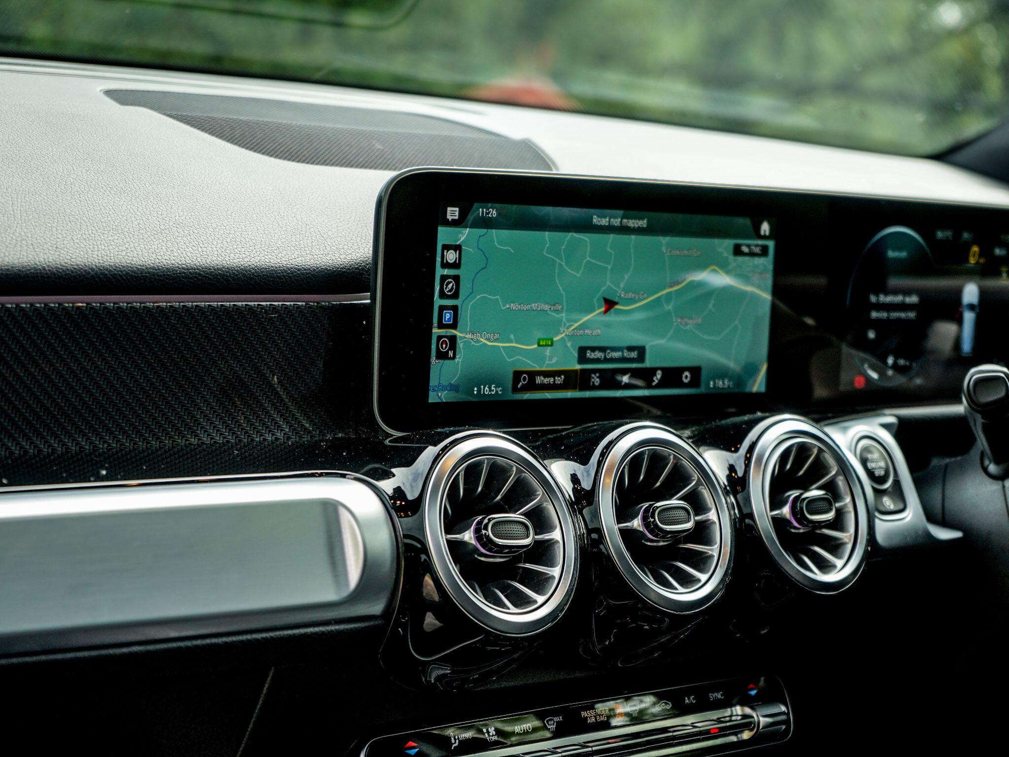 Mercedes-Benz GLB view 18