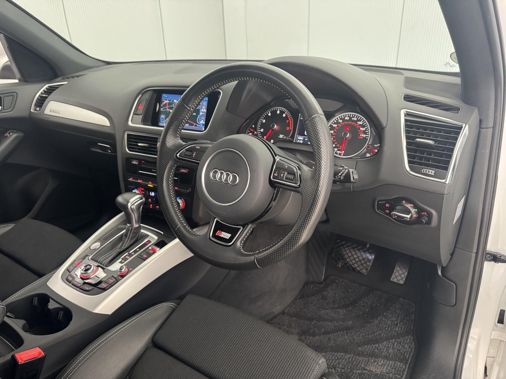 Audi Q5 view 34
