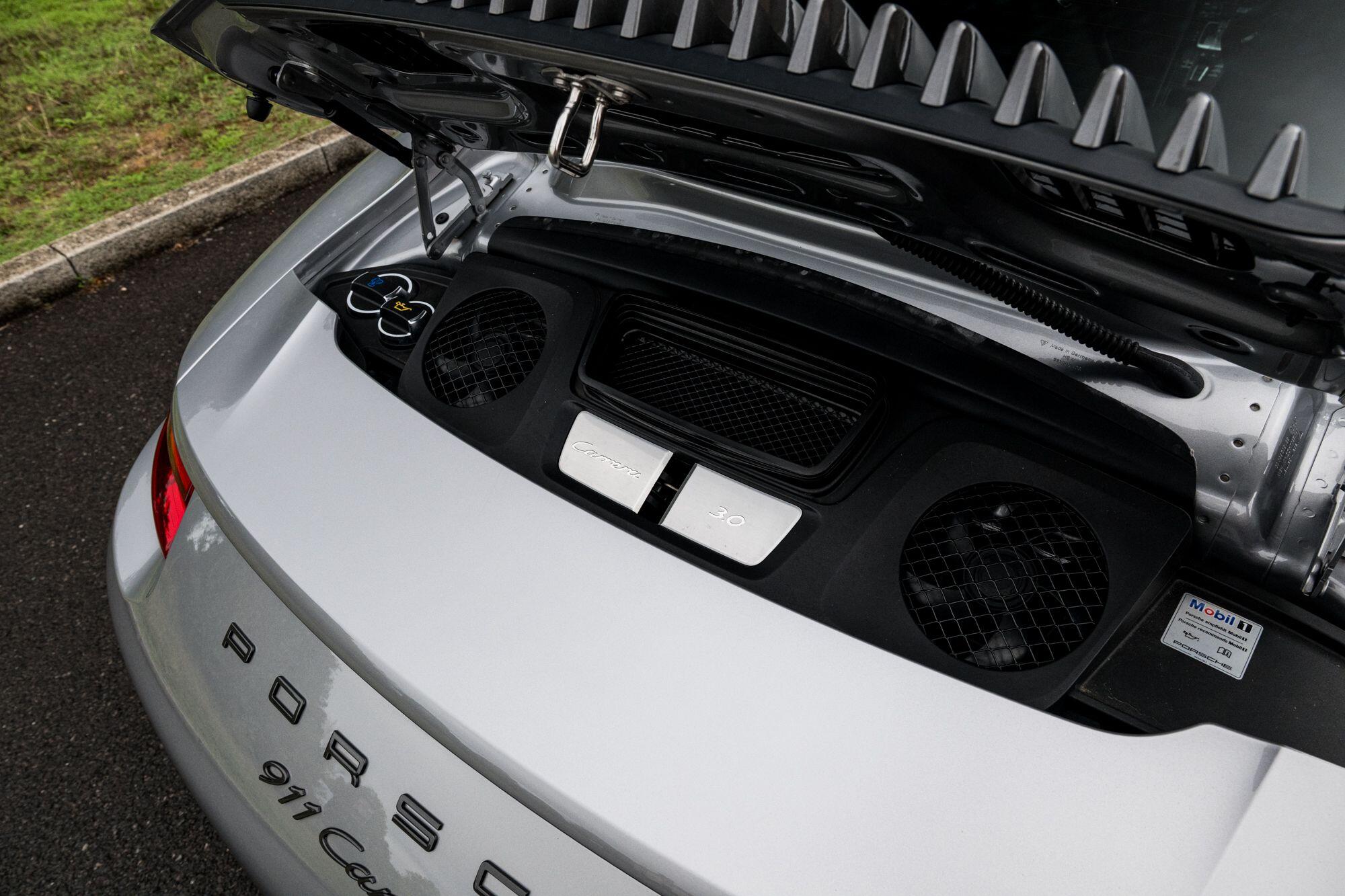 Porsche 911 view 32