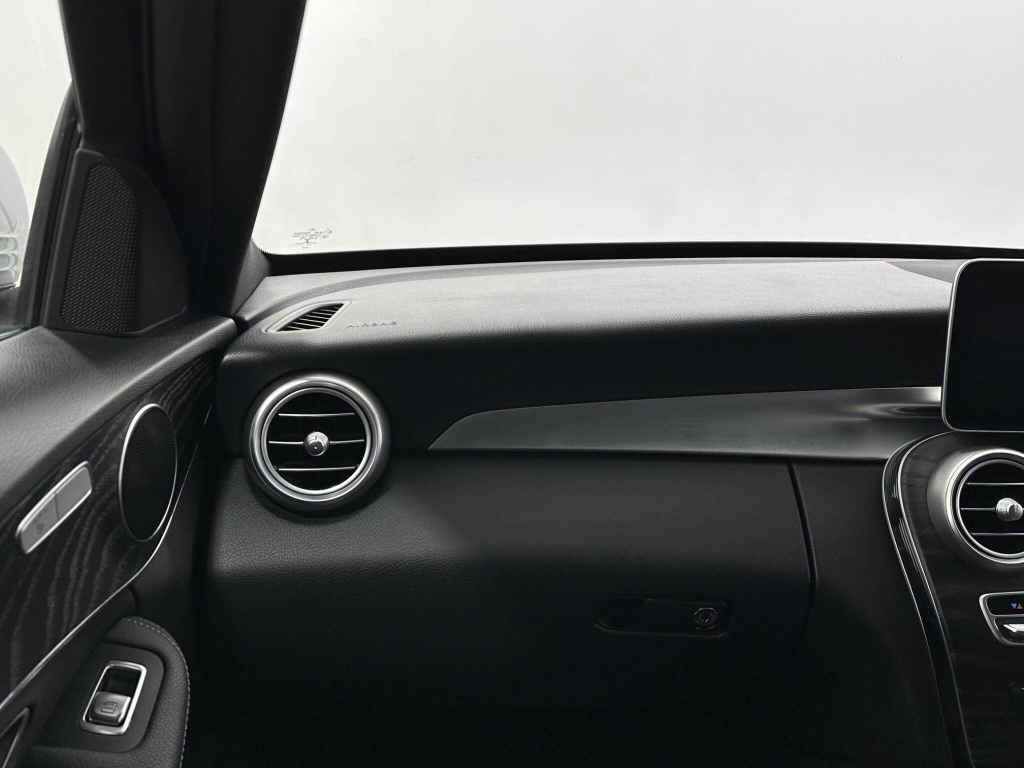 Mercedes-Benz C-Class view 29