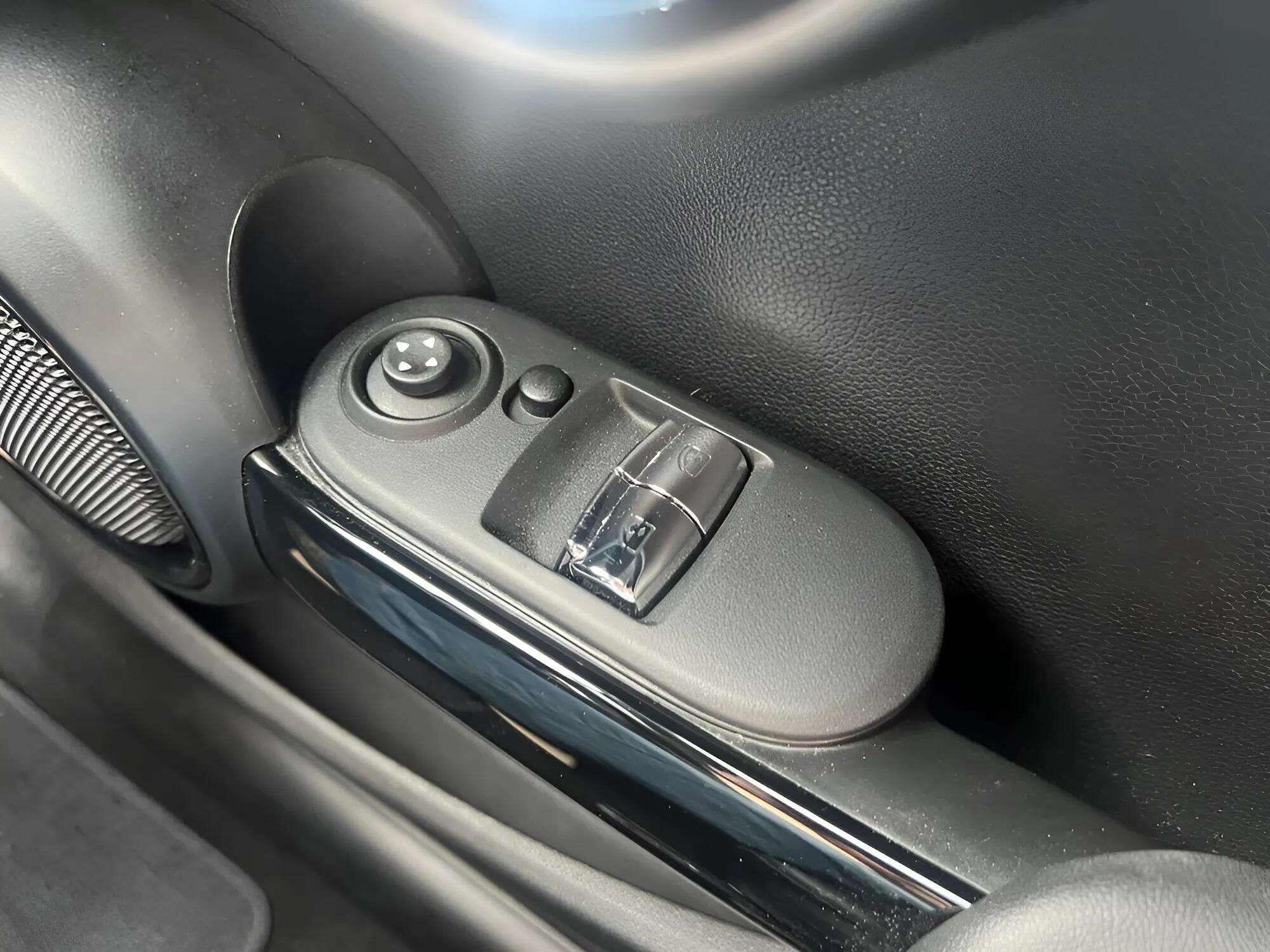 Mini Hatch view 27