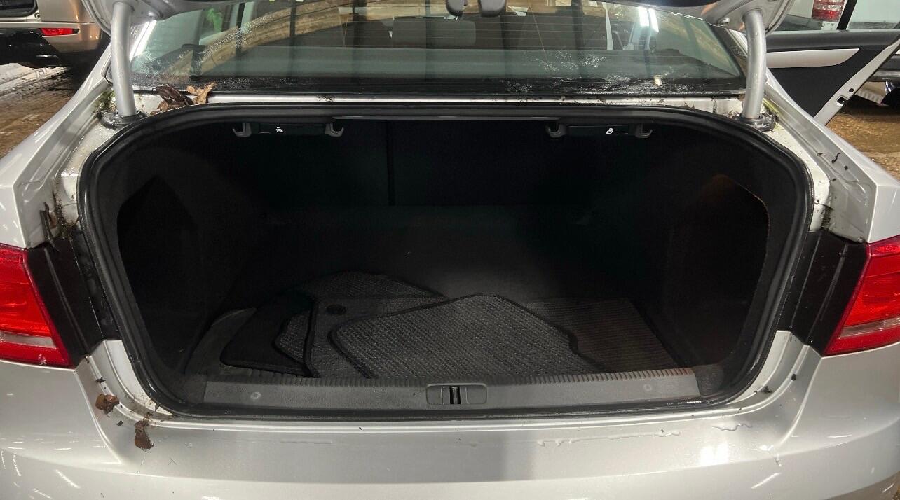 Volkswagen Passat view 11