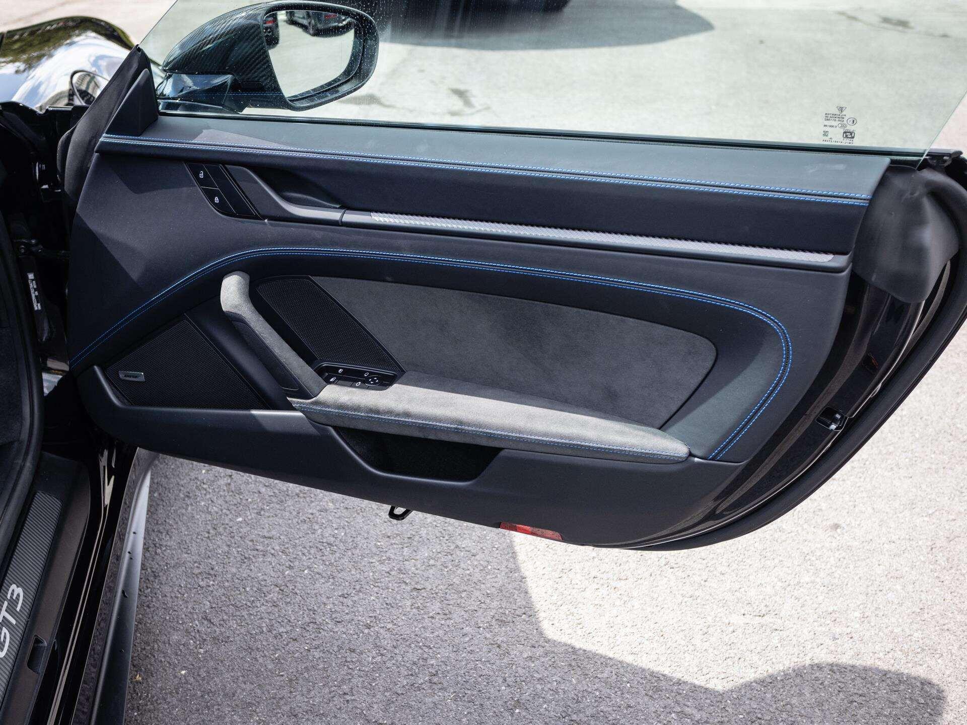 Porsche 911 view 32