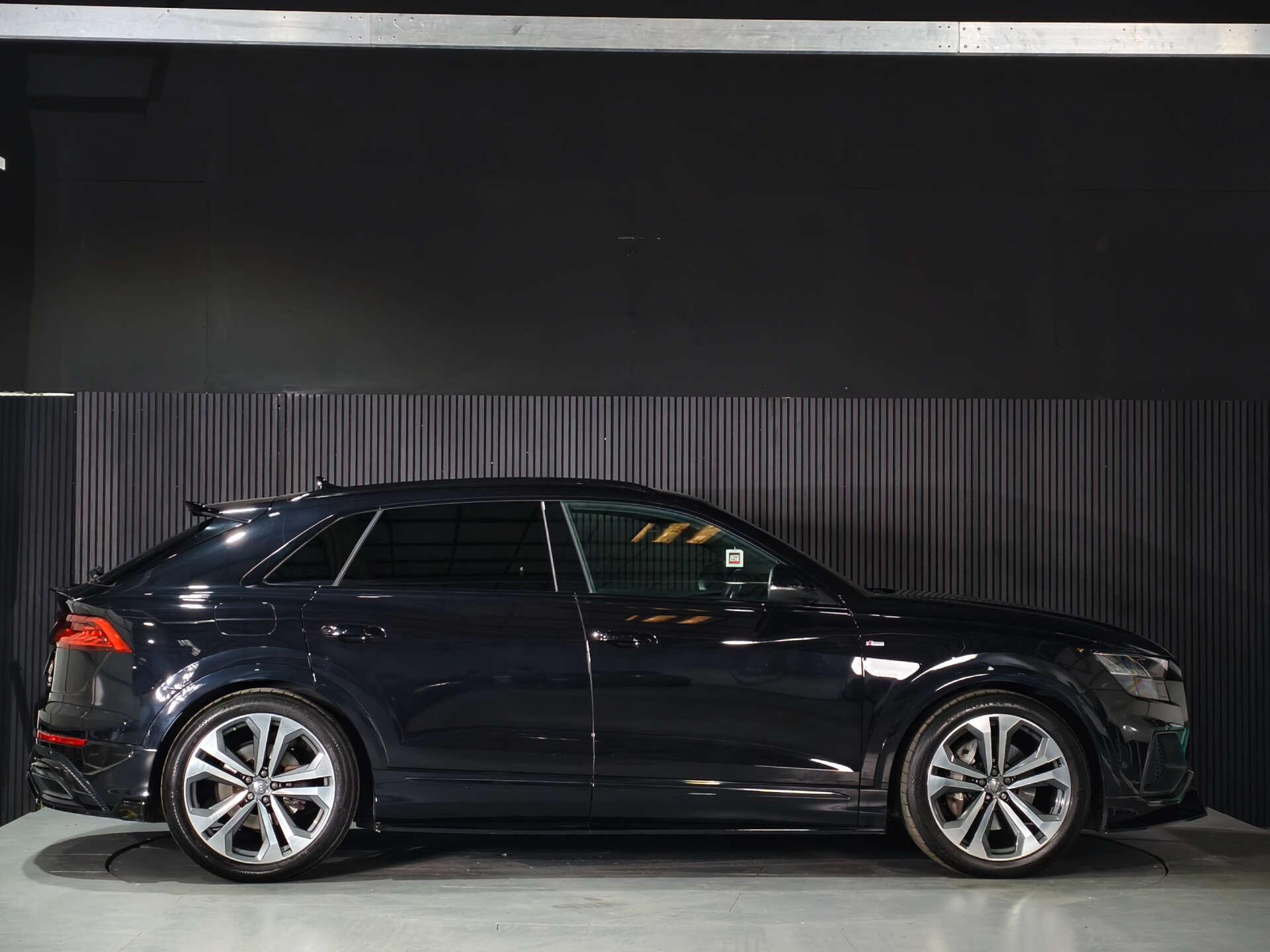 Audi Q8 view 16