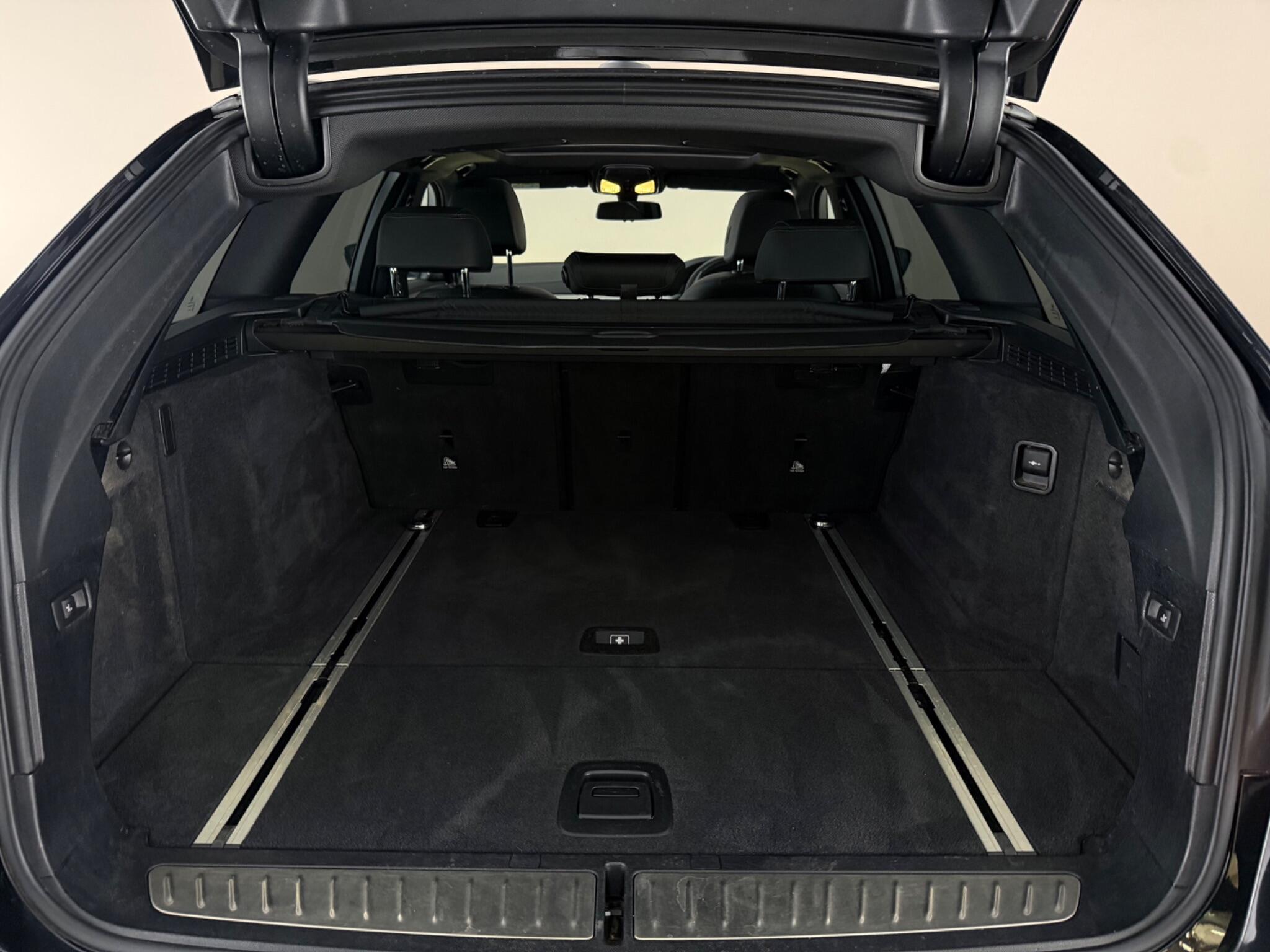 BMW 5 Series view 9