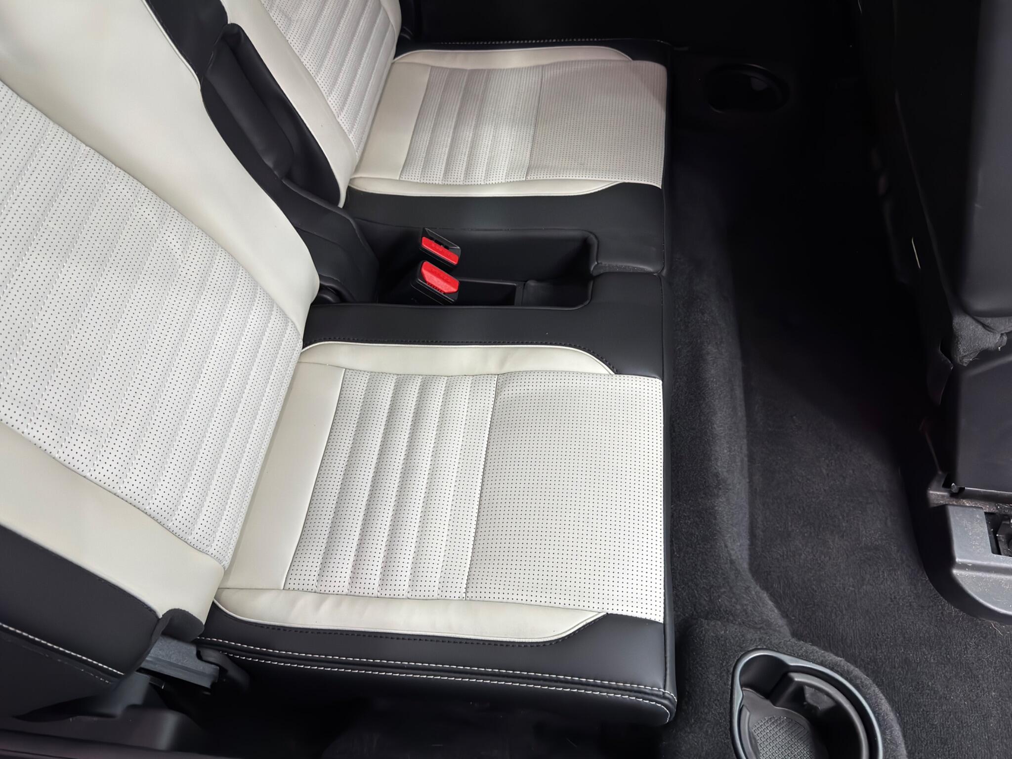 Land Rover Discovery Sport view 17