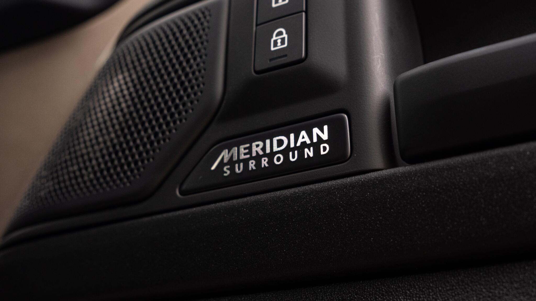 Land Rover Defender view 81