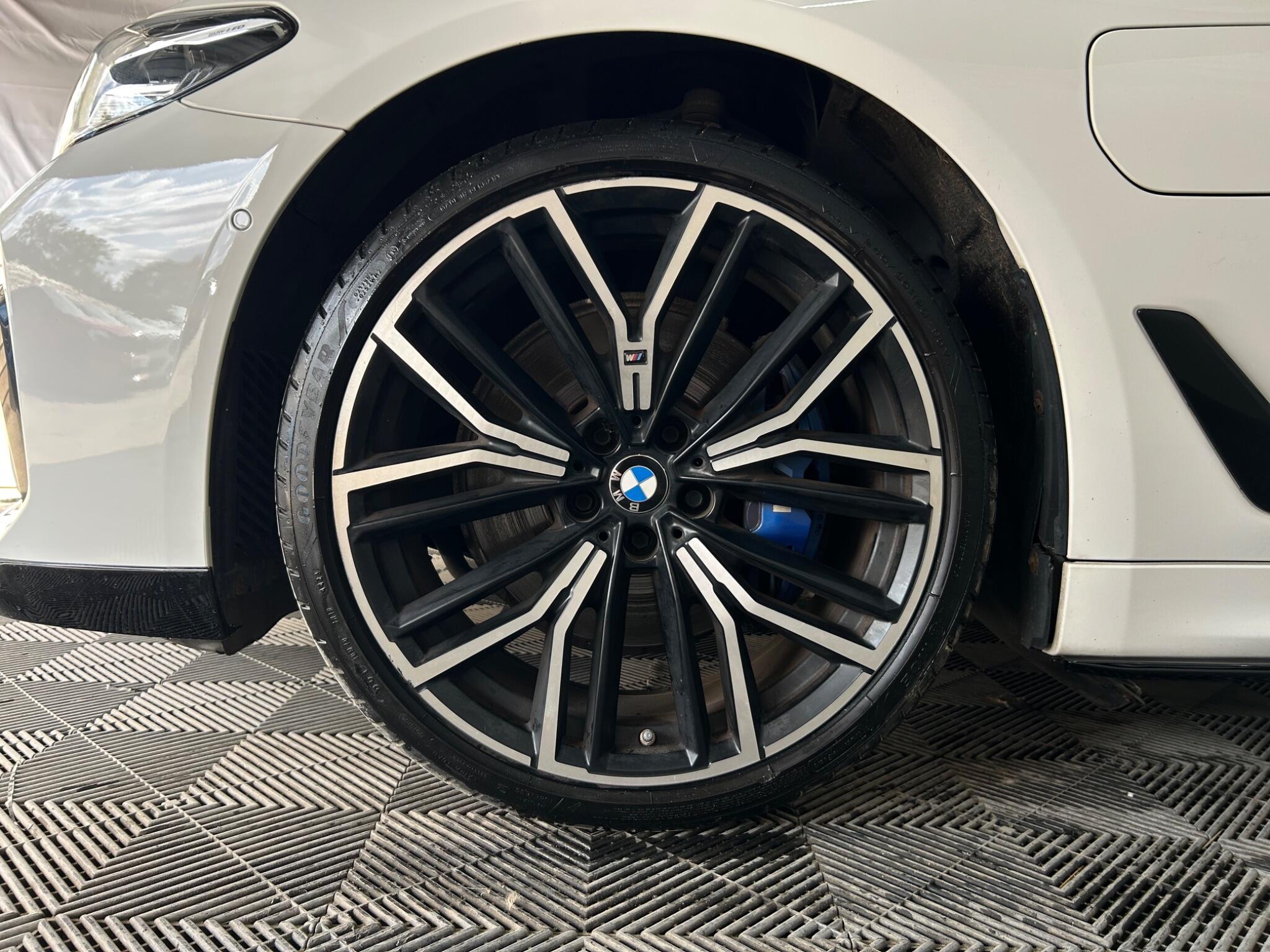 BMW 5 Series view 33
