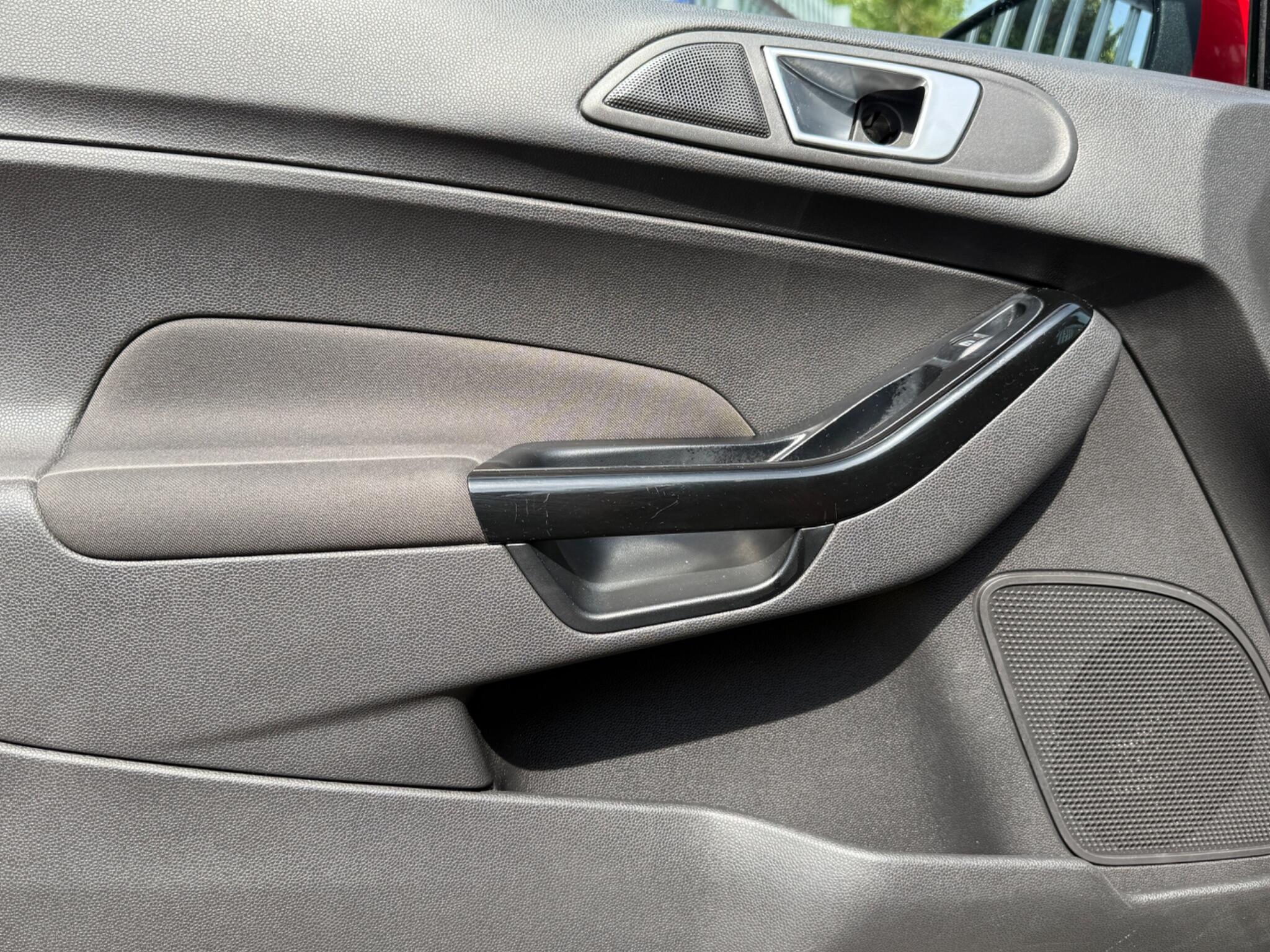 2016 Ford Fiesta image 27