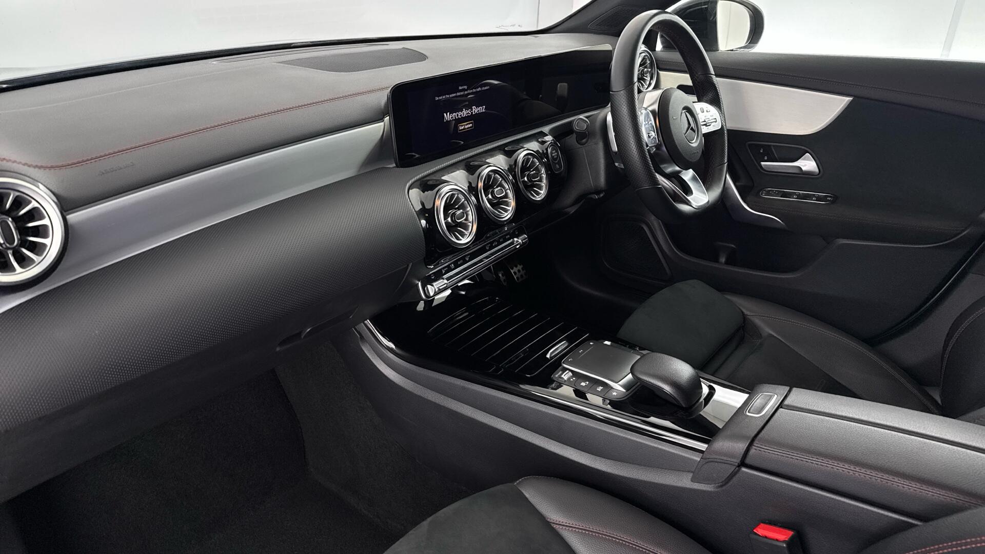 Mercedes-Benz Cla view 10