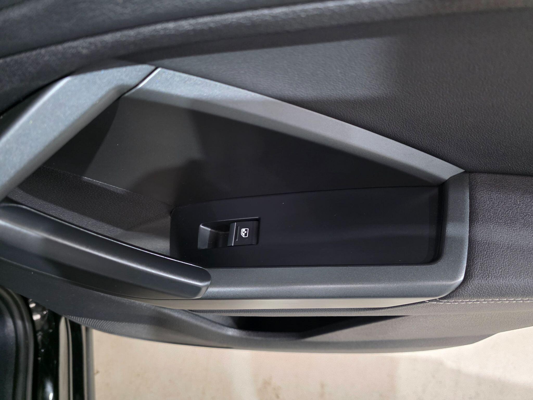 Audi Q3 view 23