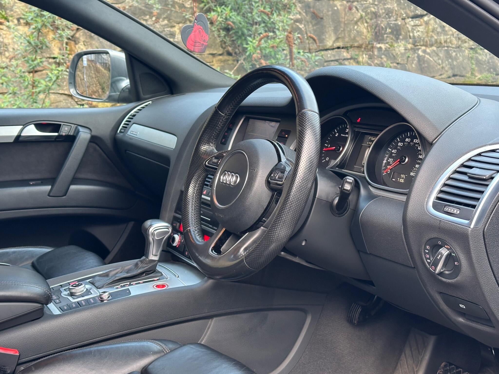 Audi Q7 view 10