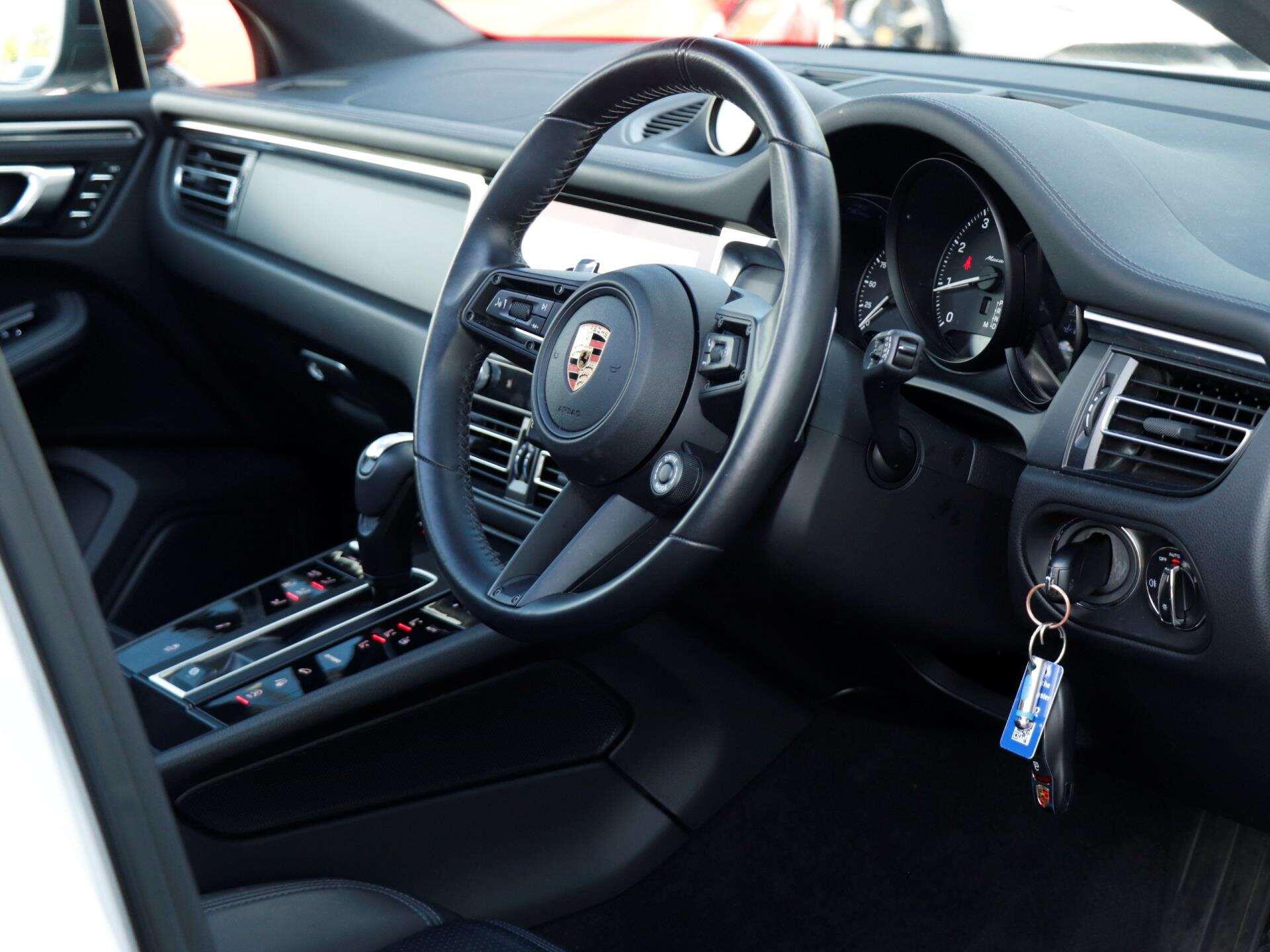 Porsche Macan view 11