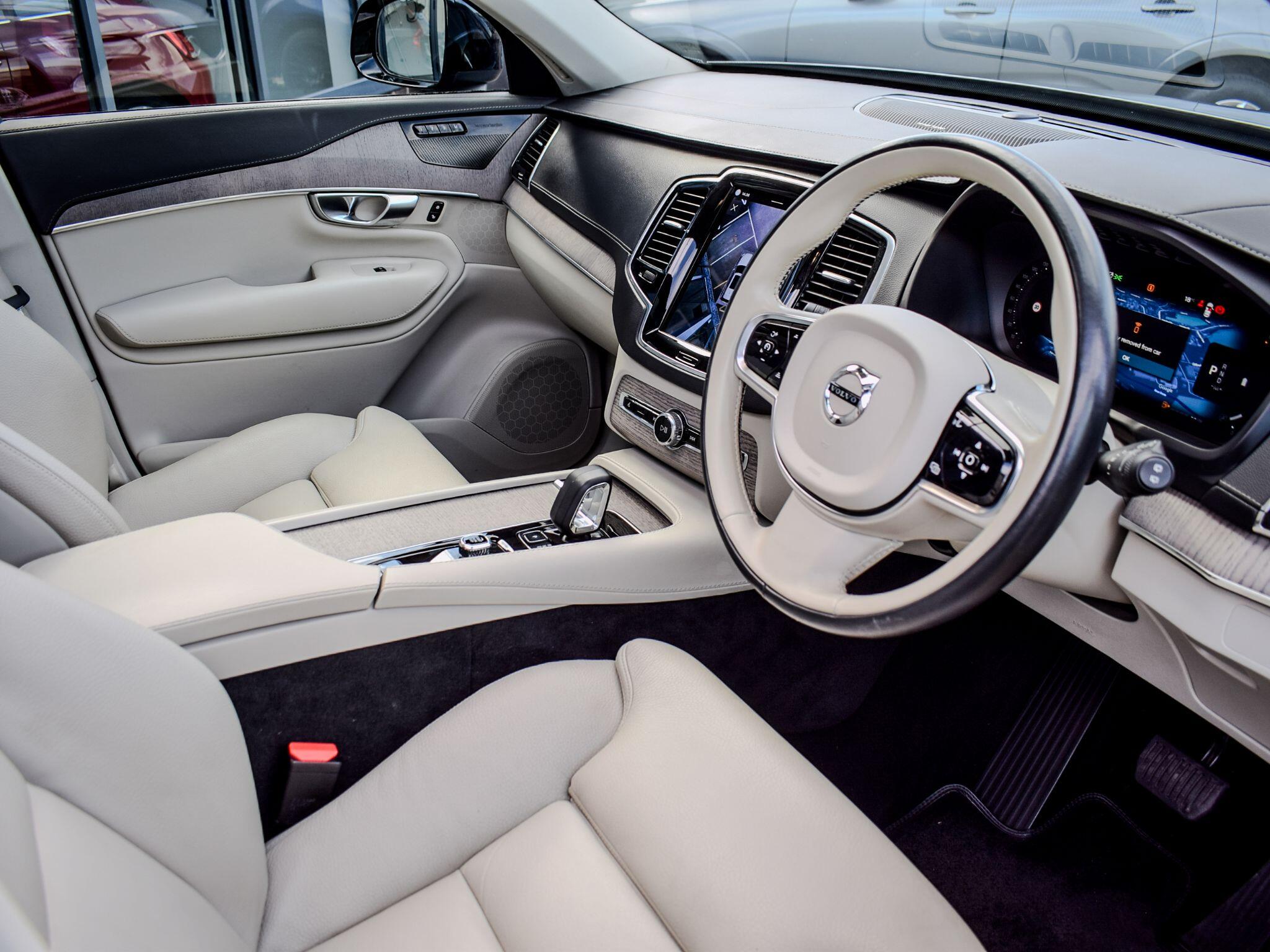 Volvo XC90 view 9