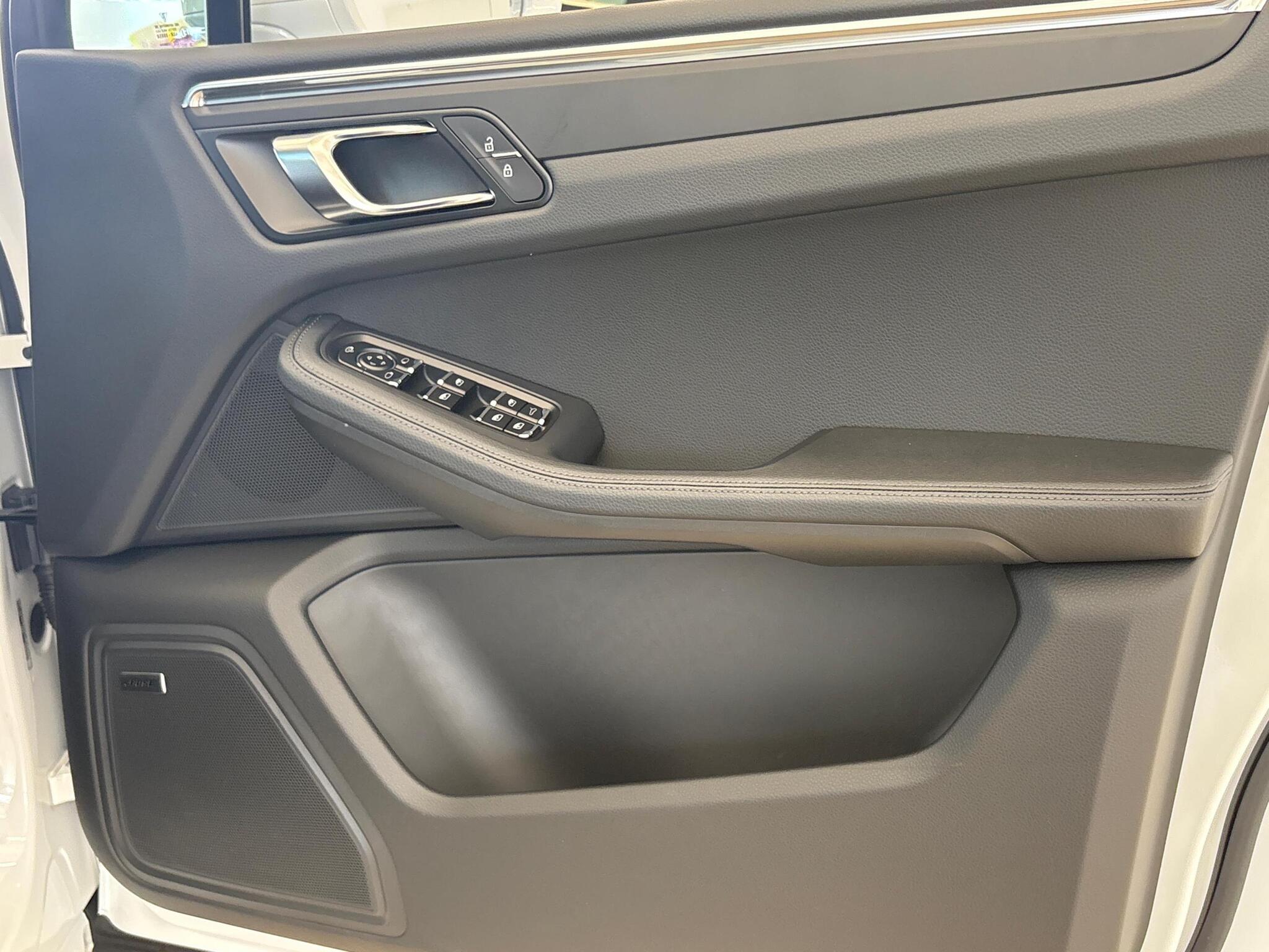 Porsche Macan view 20