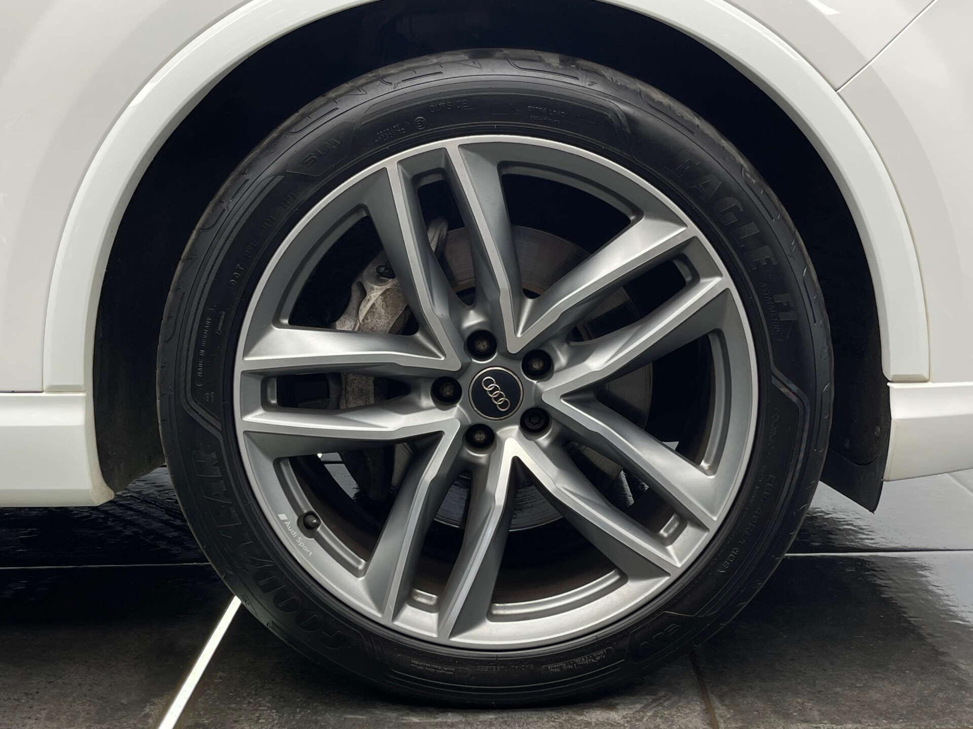 Audi Q7 view 18