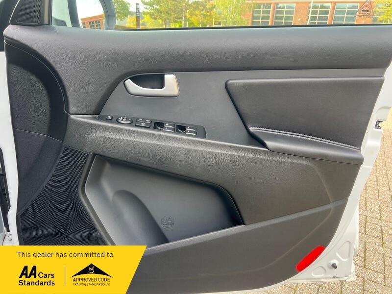 2015 Kia Sportage 1.7 CRDi EcoDynamics 2 2WD Euro 5 (s/s) 5dr • 20,853 miles image 41